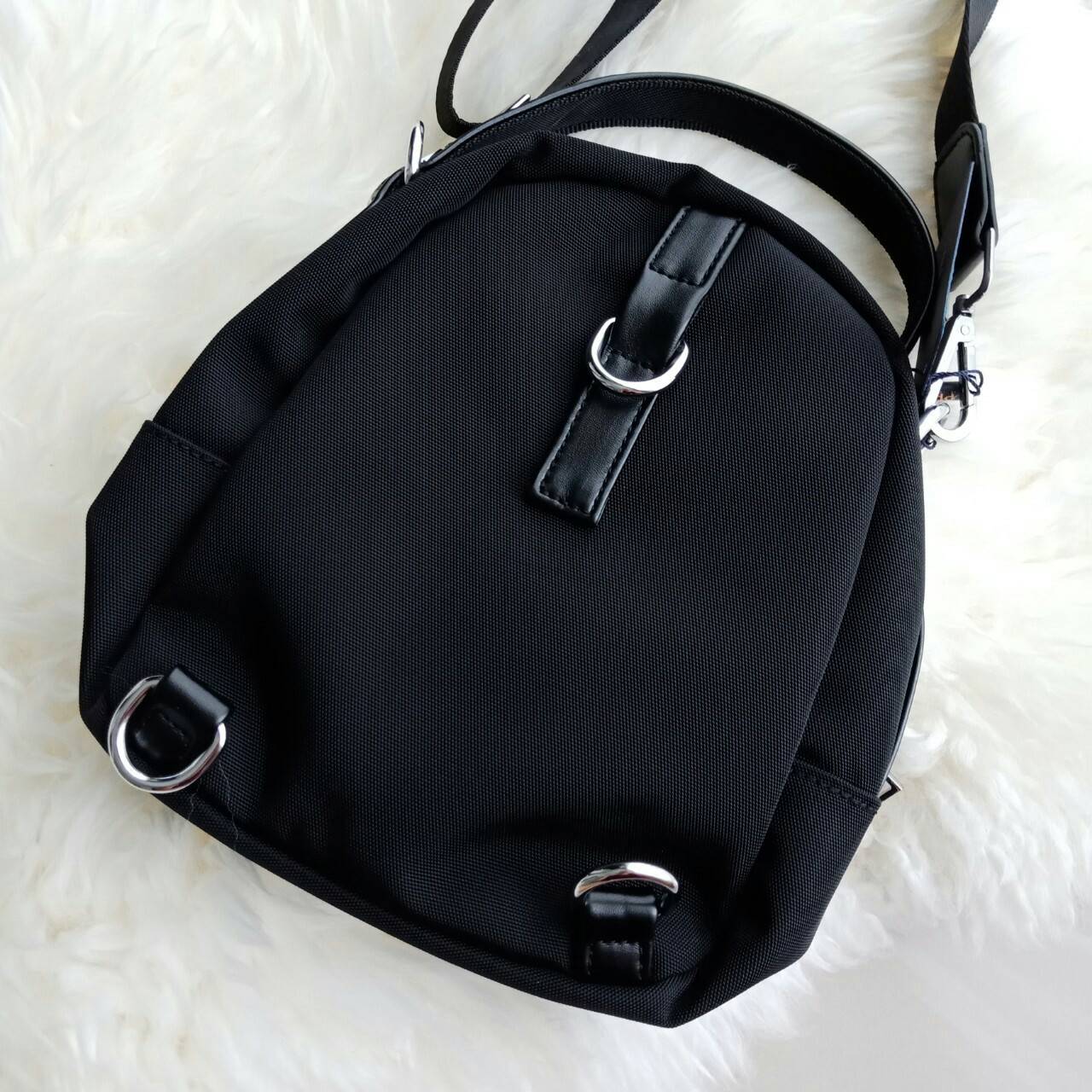 NEW ARRIVAL จากแบรนด์ Prada ใบเดียวใช้ได้3ทรง คุ้มมากๆคะ จะถือ สะพายข้าง หรือทำเป็นเป้สะพายหลัง ก็ได้คะ ขนาดกะทัดรัด วัสดุทำจากผ้า Polyester อย่างดีสามารถกันน้ำได้คะ มีช่องแยกให้ 3ช่องคะ ใส่กระเป๋าตังค์ มือถือ ได้สบายคะ อะไหล่เงินทั้งใบ มาพร้อมสายสะพายยาว