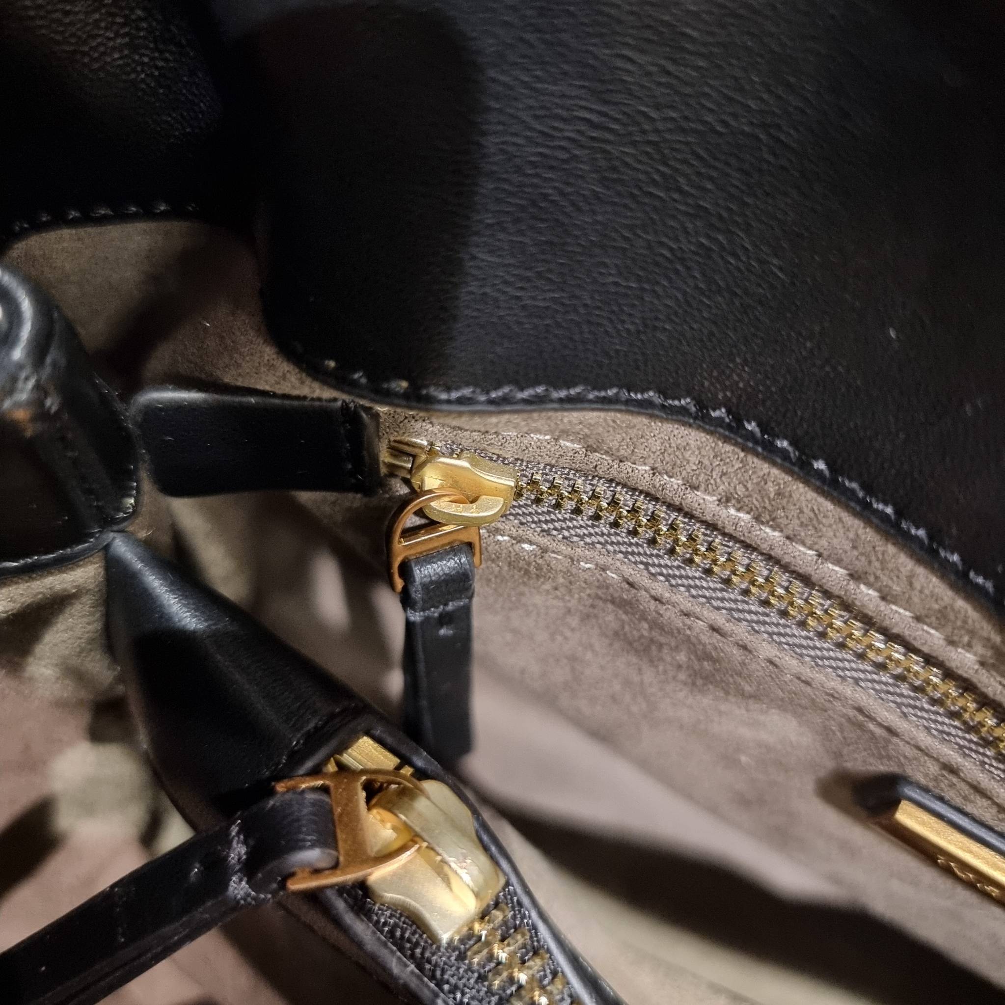 TORY BURCH KIRA QUILTED LARGE SATCHEL ใบใหญ่กับคอลที่ปังไม่ไหว พร้อมเสิร์ฟสีคลาสสิค กระเป๋าถือ/สะพาย ทรงสวย ดูแพง ดูหรู!! หนังแท้ ดีไซน์บุนวม เส้นคมสวย วัสดุหนังแกะ สัมผัสดีงาม นิ่มมือ เปิด-ปิดด้วยอะไหล่บิดล็อค ภายในเป็นช่องโล่ง มีช่องซิป ใส่ของได้แน่นๆ ม