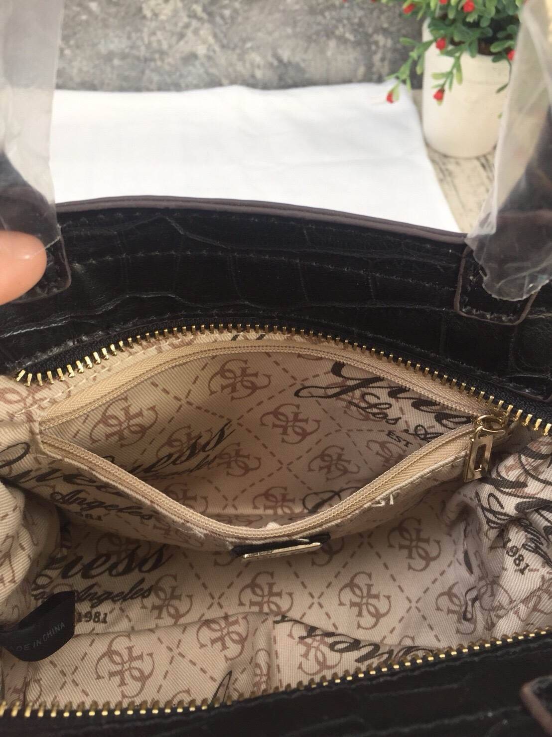 GUESS Cate Mini Series Crocodile New Collection!! กระเป๋าถือหรือสะพายลายหนังจระเข้สวยอยู่ทรง ดีไซน์หรูหรา เปิดปิดด้วยซิปคุณภาพดี ภายในโล่งจุพอประมาณ มีช่องซิปเล็กเปิดปิดง่าย ผ้าบุลายแบรนด์สวย สายสะพายปรับระดับได้ รุ่นนี้สวย หายาก ใช้ได้หลายโอกาสแน่นอน สาว