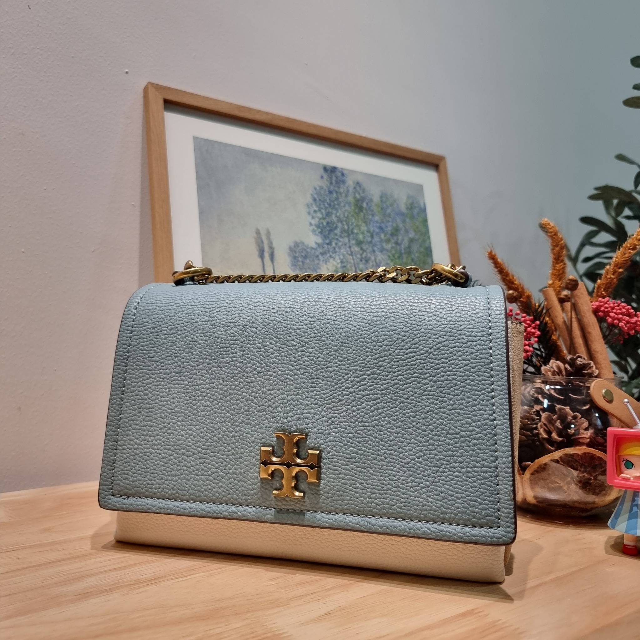 TORY BURCH LIMITED-EDITION SHOULDER BAG รุ่นลิมิเต็ด กับกระเป๋าสะพายไหล่ทรงผู้ดี ที่ผลิตมาในจำนวนจำกัด โดดเด่นด้วยอะไหล่ทองคลาสสิคหรูหรา