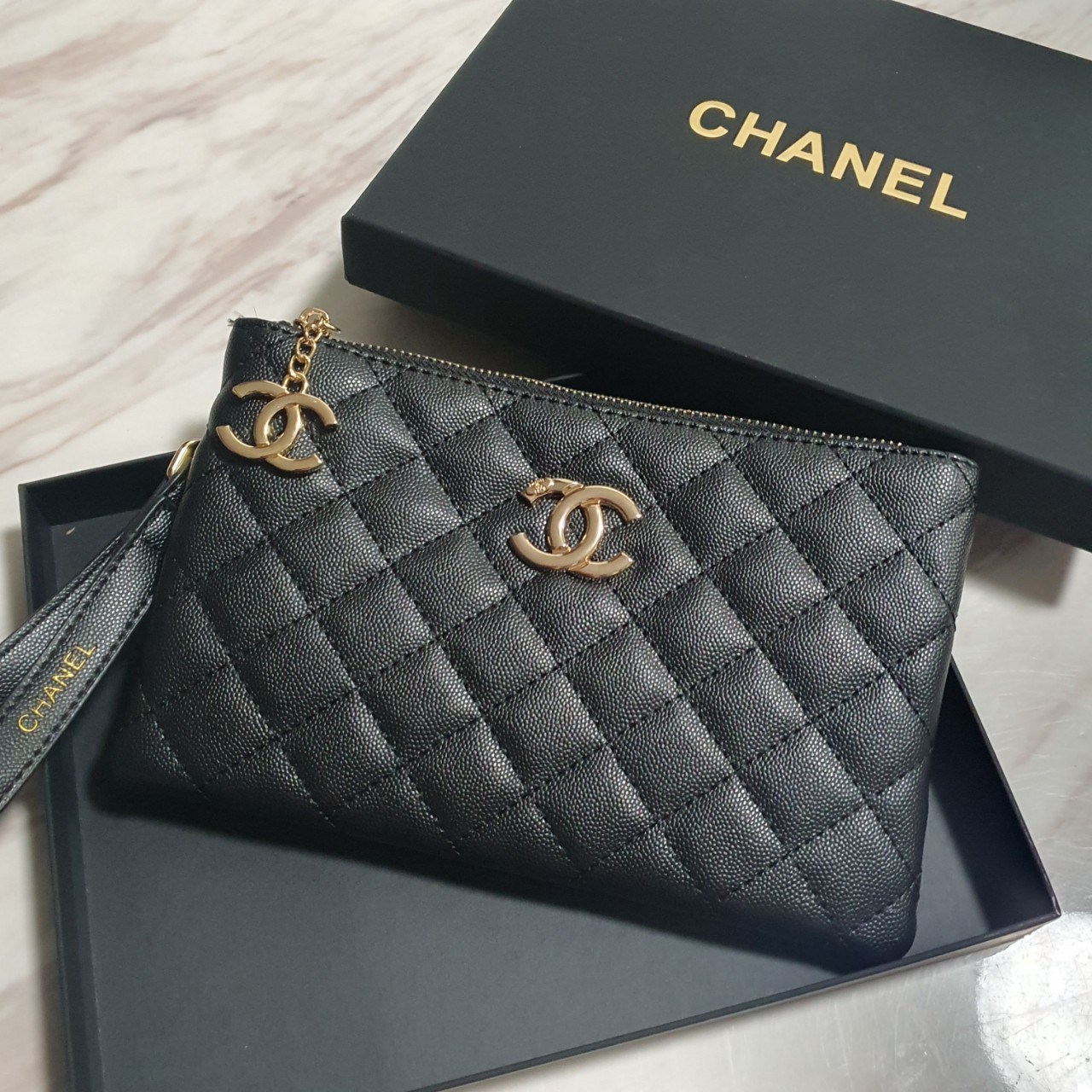 RESTOCK! รุ่นขายดีค่า กระเป๋าคลัทช์&ครอสบอดี้ ทรงหรู จากงาน CHANEL VIP GIFT(GIFT WITH PURCHASE) จากเคาเตอร์ต่างประเทศ จากแบรนด์ CHANEL ลายหนัง CAVIER ของแท้ 100% ด้านหน้าประดับโลโก้แบรนด์สีทอง เปิดปิดด้วยซิป อะไหล่ทอง ด้านในปั้ม MADE IN ITALY ด้านหนึ่งเป็