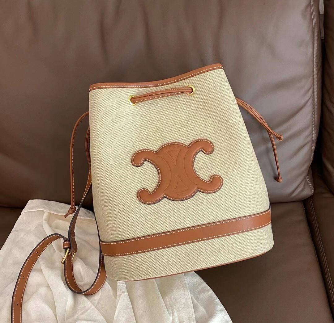 Celine Vip Gift Bag กระเป๋าถือหรือสะพายไหล่ วัสดุ Canvas สวยหรูอยู่ทรง อะไหล่ทอง ติดโลโก้แบรนด์ด้านหน้า หรูหรา มีสายยาว ถอดสายได้ ปรับระดับได้ น้ำหนักเบา มาพร้อมถุงผ้าแบรนด์ ไม่ควรพลาด ใบจริงสวยมากก คุณค่าที่คุณคู่ควรค่า