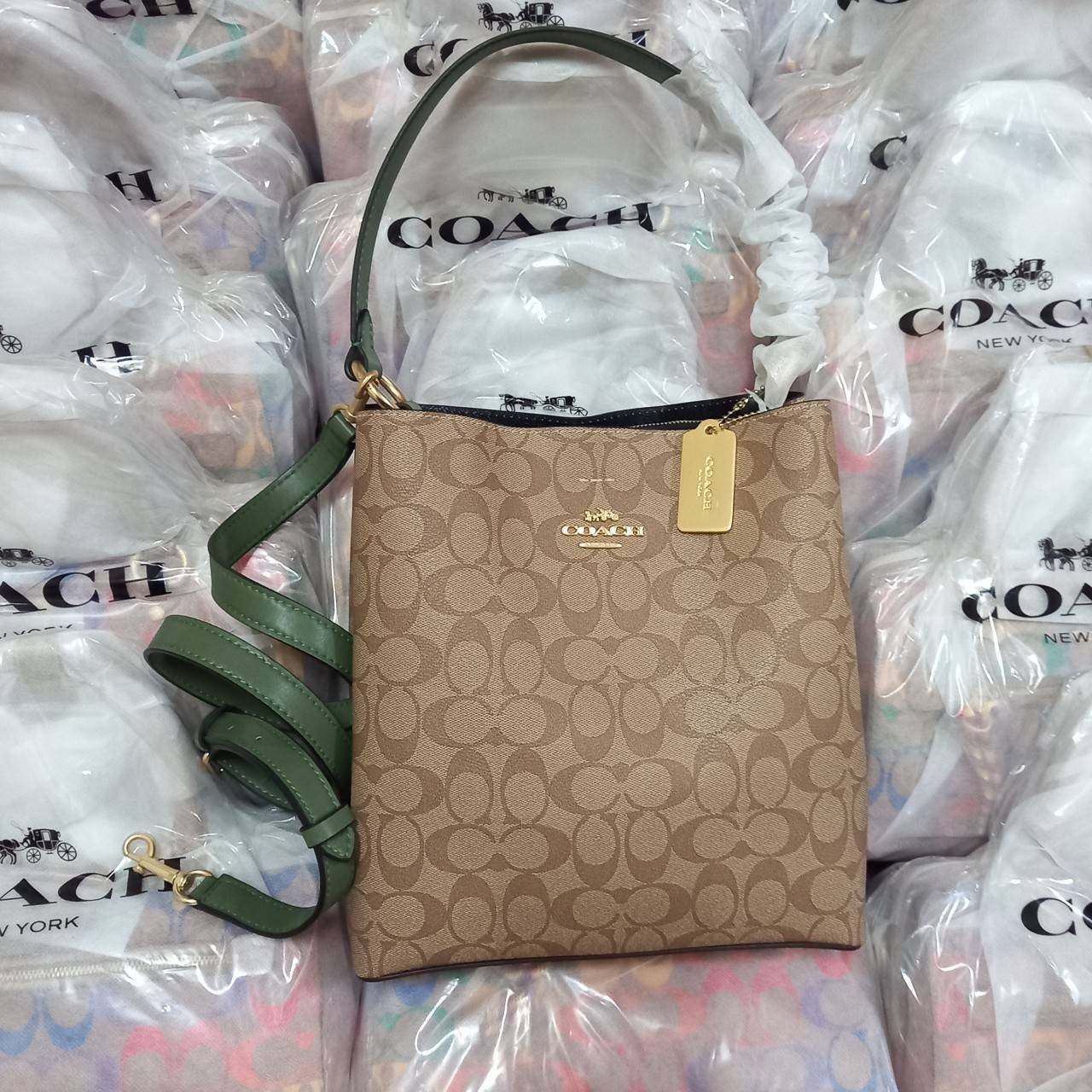 ใบใหญ่ 10" COACH TOWN BUCKET BAG IN SIGNATURE CANVAS (COACH 91512) 🌺 เป็นสีที่ขายดีมากๆ และหายากมากๆด้วย!! //ขนาด 10 นิ้ว ใส่ของได้จุใจ!! //กระเป๋าสะพายข้าง //วัสดุหนังแคนวาสอย่างดี หนังสวย อยู่ทรง มีสายสะพายยาว ใช้สะพายเป็นคลอสบอดี้ได้ สายยา