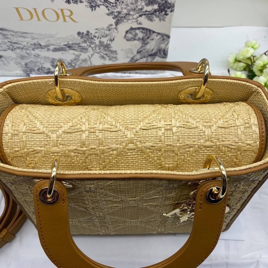 ORI 】DIOR Medium Lady Dior Bag Natural Cannage Raffia พร้อมส่งที่ไทย ภาพสินค้าถ่ายจากงานขายจริง ใช้งานต่างประเทศได้ เอกลักษณ์ของความหรู เรียบหรูมีสไตล์เหนือกาลเวลา รังสรรค์ขึ้นจากต้นปาล์มชนิดหนึ่งตามธรรมชาติ ประดับด้วยลวดลาย Cannage อันเป็นเอกลักษณ์ โดดเด