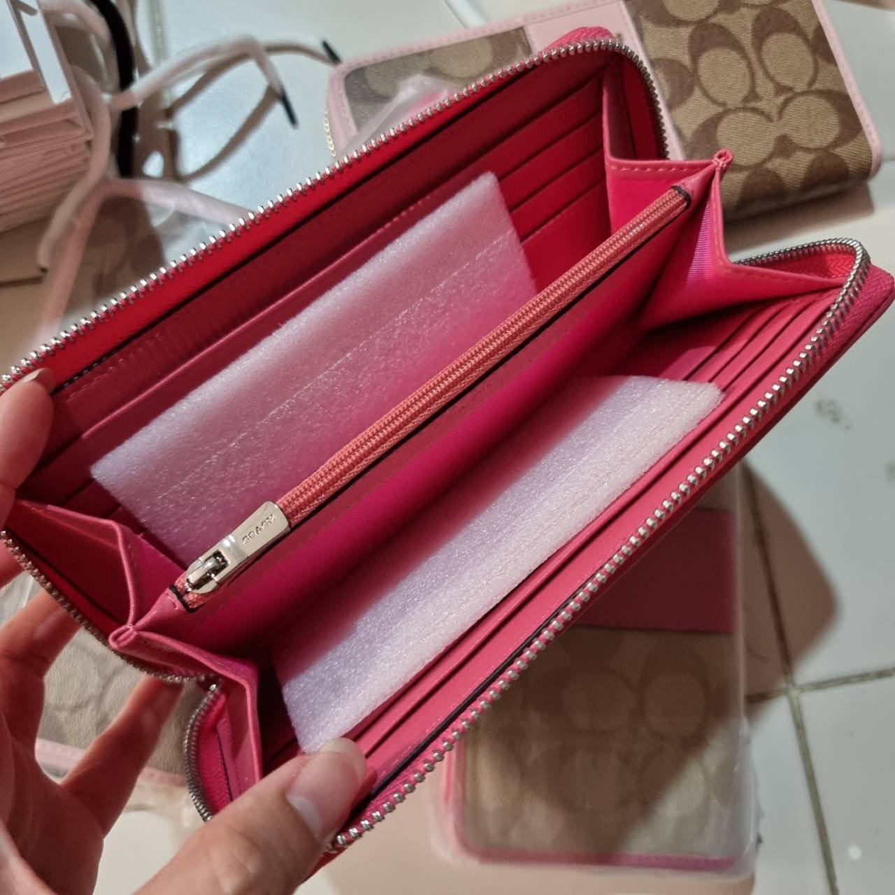 COACH F54630 ACCORDION ZIP WALLET IN SIGNATURE COATED CANVAS WITH LEATHER STRIPE กระเป๋าสตางค์ใบยาวรุ่นคลาสสิค คัดสีขายดีมาให้กันเลยจ้า ♥️ วัสดุหนังแคนวาสเคลือบลาย เปิด-ปิดด้วยซิปรอบ รูดใช้งานง่าย ใส่บัตรได้ มีช่องซิปใส่เหรียญ ใส่มือถือได้ พกใบนี้ใ