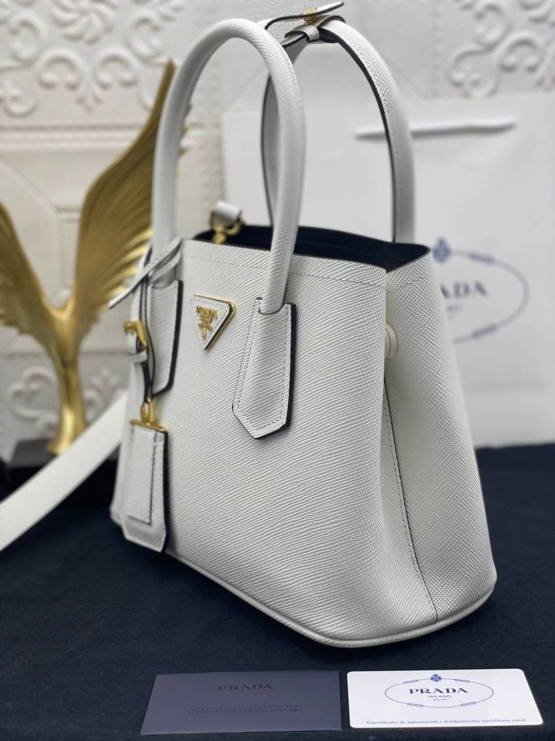 25cm Prada Small Saffiano Leather Double Bag / Prada Double Bag กระเป๋าสะพายพราด้า อีกหนึ่งรุ่นฮิต ให้พื้นที่จุของกว้างขวาง เป็น Tote Bag ใช้งานง่าย ได้ทุกที่ ทุกโอกาส ด้วยขนาดของกระเป๋าที่สามารถจุของได้หลากหลาย เป็นอีกรุ่นที่เหมาะสมสำหรับการเป็น Everyday