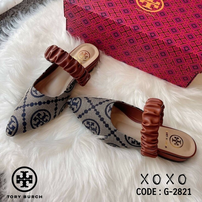 Tory Burch งานสวมหน้าวี วัสดุผ้าทอลายแบรนด์ ด้าบนแต่งสายคาดย่น สวบเก๋ รุ่นนี้ใส่แล้วขาดูเรียวยาวเพิ่มขึ้น แมทส์ชุดง่าย น้ำหนักเบา