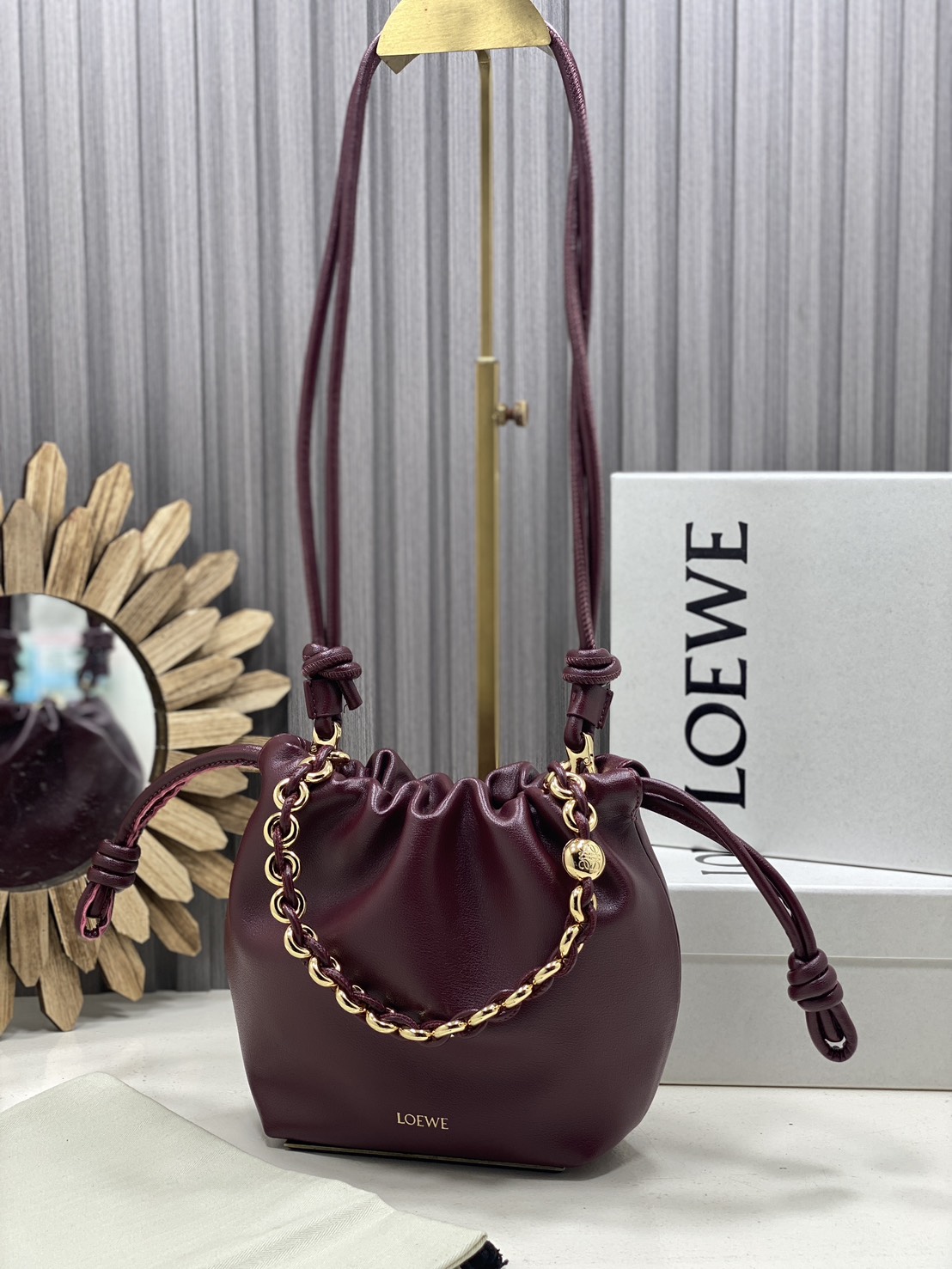 ORI หนังแท้ | LOEWE Mini Flamenco purse in mellow nappa leather / Loewe Bucket Bag กระเป๋าสะพายทรงบัคเก็ตไซส์มินิ หนังเรียบสวยหรู เรียบง่าย หนังแท้ผิวสัมผัสนุ่มมือ น้ำหนักเบาและนุ่มสบาย ดีไซน์จับจีบ เชือกผูกแบบปมโบราณ และสายโซ่รูปโดนัท