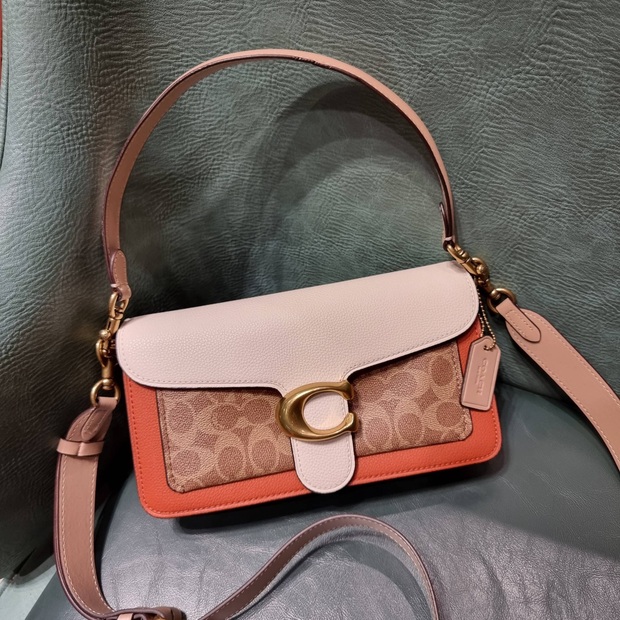 COACH TABBY SHOULDER BAG 26 IN SIGNATURE CANVAS WITH BEADCHAIN (6793,91215) กระเป๋าสะพายไหล่ ดีไซน์วินเทจย้อนยุค สวยคมชัด คลาสสิคใช้ได้ทุกลุค วัสดุหนังแท้สลับหนังแคนวาสเคลือบลาย เปิด-ปิดด้วยแม่เหล็กในตัว รับรองแน่นหนา ด้านหลังมีช่องแยก ภายในเป็นช่องโล่ง ข