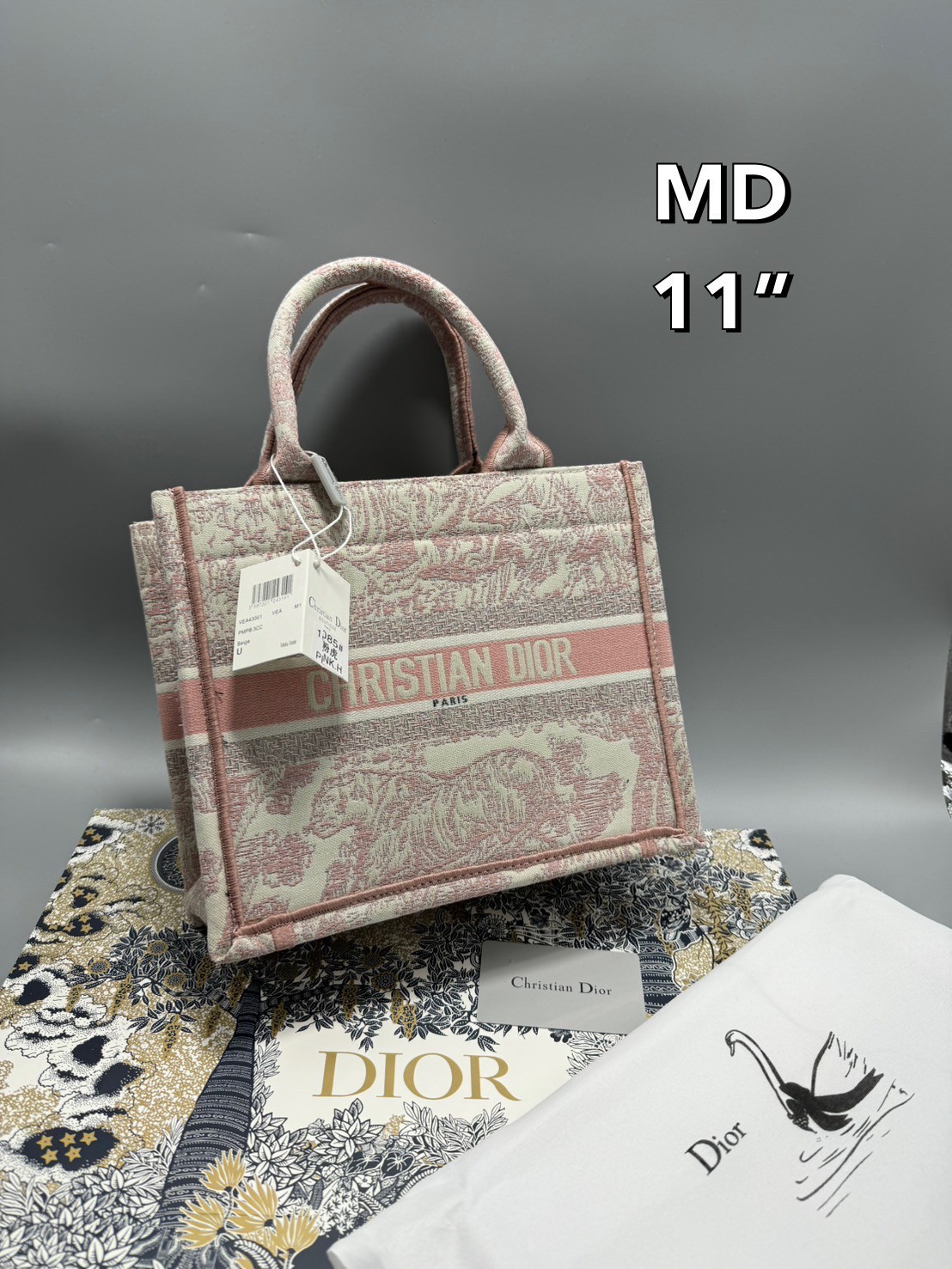 DIOR Small Book Tote Bag Toile de Jouy กระเป๋าทรงโท้ทปักลวดลายเป็นเอกลักษณ์ สะท้อนความงามตามแบบฉบับแบรนด์ หรูหราลงตัว งานผ้าฝ้ายปักทอขึ้นรูปสวยงาม