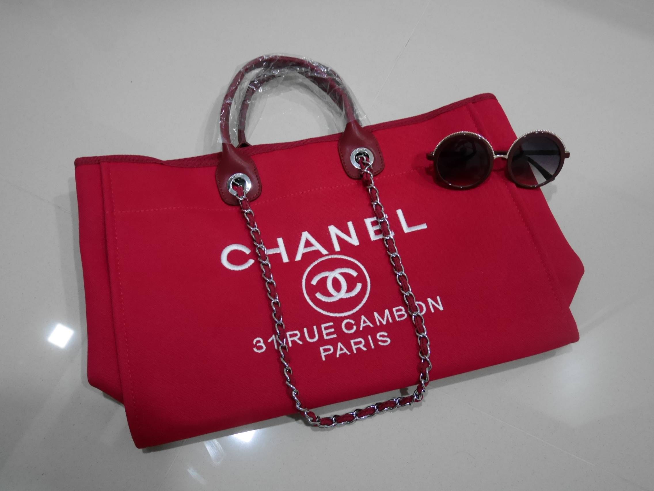 งานพรีเมี่ยมกิ้ฟ จากเคาเตอร์ต่างประเทศนะคะ 🎈 How Cute! 🎄🎄 รุ่นใหม่ล่าสุด!! ที่สาวๆรอคอย Chanel tote canvas bag จากงานพรีเมี่ยม VIP GIFT รุ่นดังเลยค้า รุ่นนี้เป็น กระเป๋าผ้า canvas ไซส์ใหญ่อลัง บอกเลยว่า **งานดีที่สุด ตัวกระเป๋า สัม