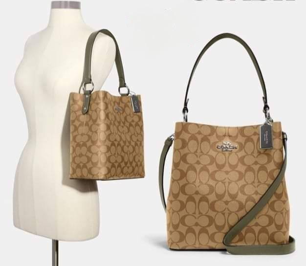 ใบใหญ่ 10" COACH TOWN BUCKET BAG IN SIGNATURE CANVAS (COACH 91512) 🌺 เป็นสีที่ขายดีมากๆ และหายากมากๆด้วย!! //ขนาด 10 นิ้ว ใส่ของได้จุใจ!! //กระเป๋าสะพายข้าง //วัสดุหนังแคนวาสอย่างดี หนังสวย อยู่ทรง มีสายสะพายยาว ใช้สะพายเป็นคลอสบอดี้ได้ สายยา