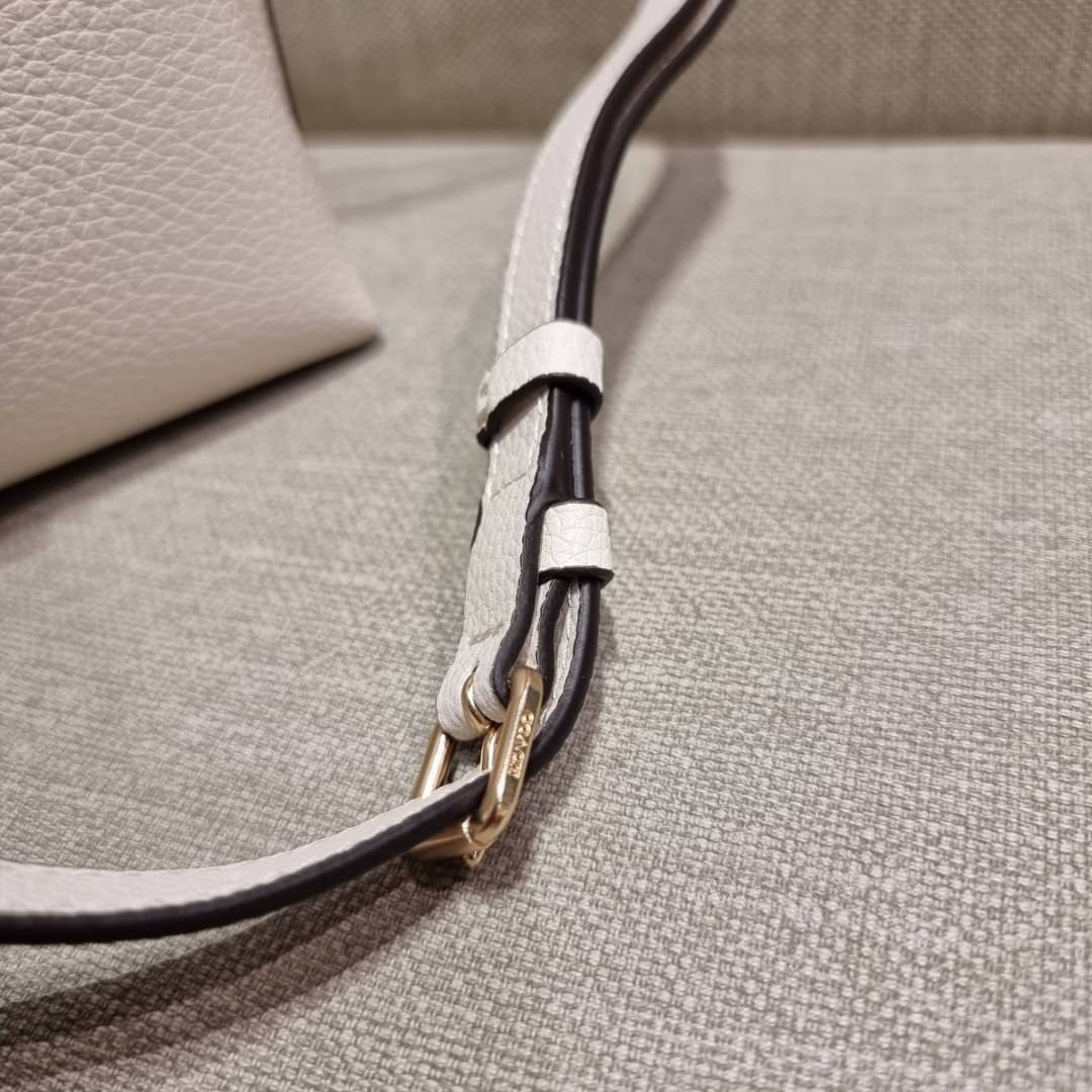 OUTTLET 】COACH MOLLIE TOTE 25 (C4250 C4084) น้องคนสวยอีกหนึ่ง!! กระเป๋าโท้ทไซส์เล็กที่สาวๆหลงรัก ดีไซน์คลาสสิคเหมือนเดิม เพิ่มเติมคือสะดวกขึ้นเยอะ!! ย่อส่วนมาจากใบใหญ่เป๊ะๆ น่ารักน่าใช้มากๆ วัสดุหนัง crossgrain ทนทาน ใช้งานง่าย เรียบหรูดูดีม้าก!! ภายในโล่