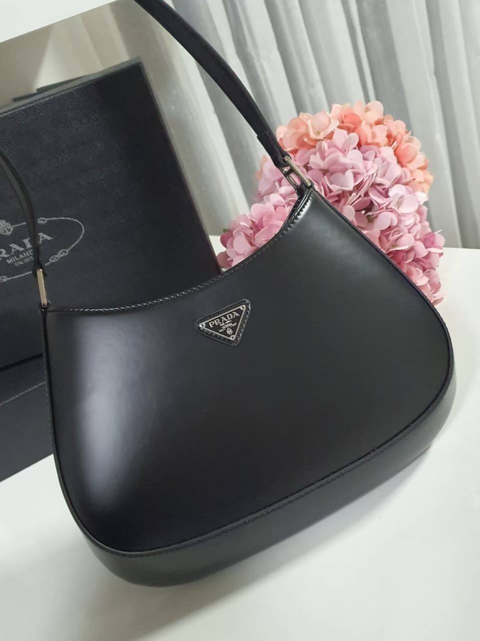 Prada Cleo brushed leather shoulder bag กระเป๋าทรงสวยยอดฮิต กับแบรนด์ PRADA งานพรีเมียมกิ้ฟท์จากแบรนด์ ทรงสะพายไหล่สวยหรูอยู่ทรง PRADA CLEO หนังเรียบดำเงาหรูสุดคลาสสิต เปิดปิดด้วยกระดุมอะไหล่เงินทั้งใบ ด้านในใส่กระเป๋าสตางค์ยาว มือถือ ของจุกจิกได้เยอะ มีป