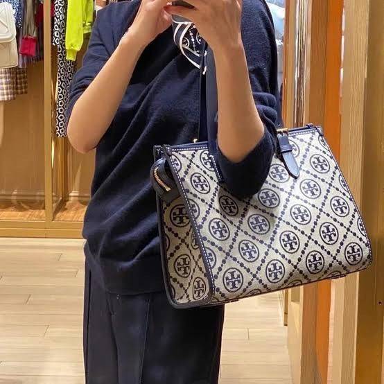 TORY TOTE BAG / Tory Burch T Monogram Jacquard Large Tote Bag สำหรับคนที่ชอบกระเป๋าที่มีพื้นที่ใส่ของได้จุใจ หยิบของใช้งานสะดวก และพกพาง่าย ขอแนะนำกระเป๋ารุ่น นี้เลยคะ