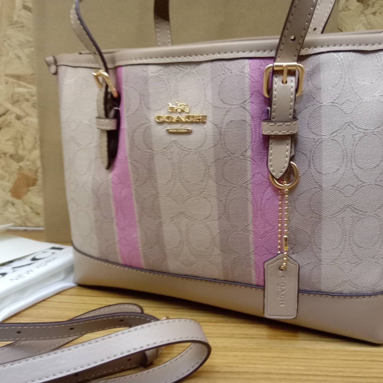 COACH Mollie Tote 25 In Signature Jacquard With Stripes พร้อมส่งที่ไทย ภาพสินค้าถ่ายจากงานขายจริง ใช้งานต่างประเทศได้
