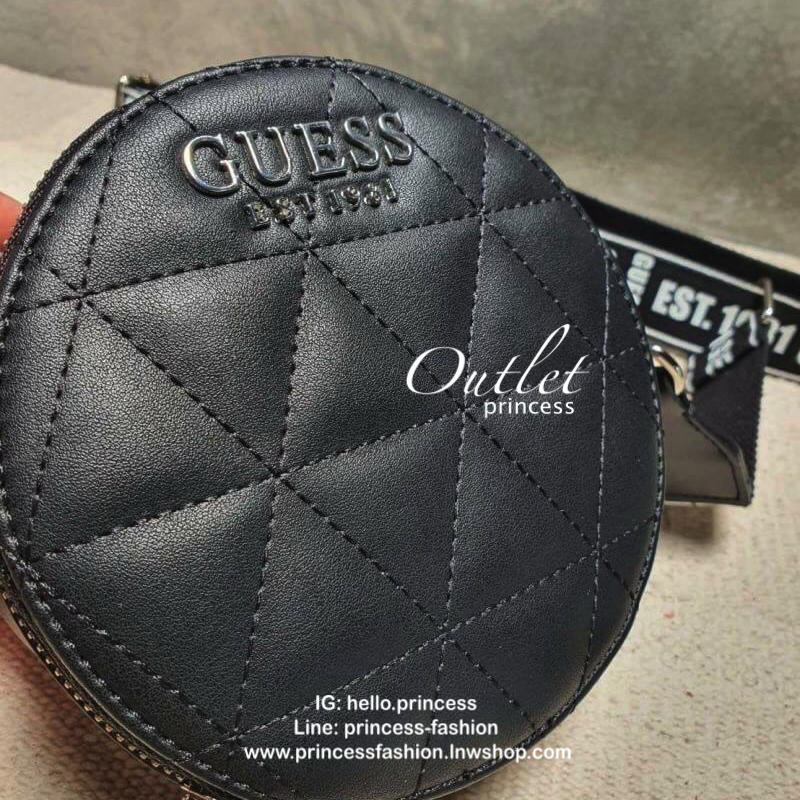 Guess Laiken mini crossbody bag กระเป๋าสะพายข้างด้านหน้าติดโลโก้แบรนด์ รูปทรงดีไซน์เก๋ เป็นรูปวงกลม เปิดปิดด้วยช่องซิปยาว ด้านในเป็นช่องกว้าง มีป้ายแบรนด์ติดด้านใน และมีช่องเสียบ สายสะพายทรงสปอร์ต สามารถปรับระดับได้ ทรงเก๋ๆ ชิคๆ ชิวๆ แบบนี้ รีบสอยนะคะ