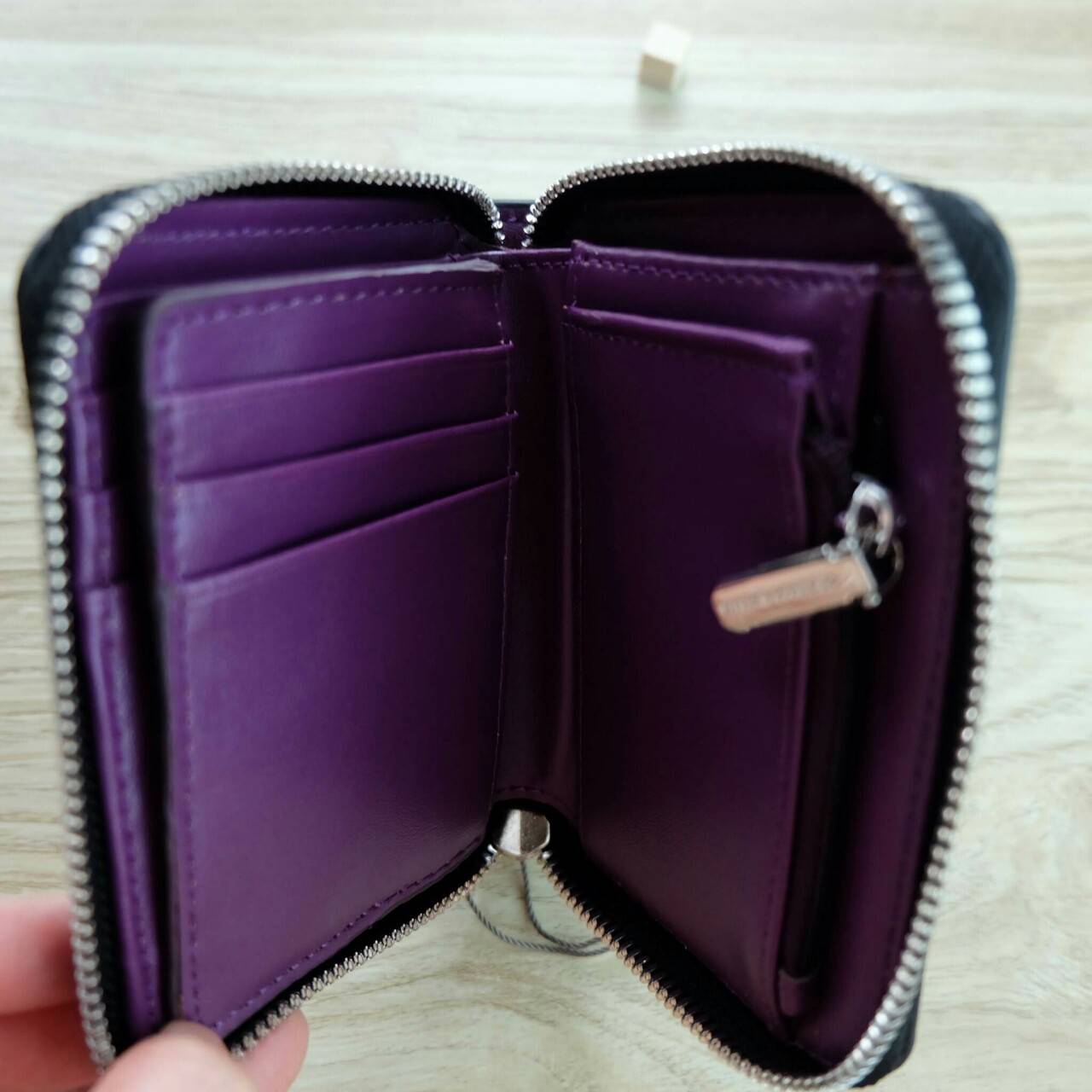 Charles & Keith Basic Square Wallet กระเป๋าสตางค์ใบสั้นซิปรอบ เปิด - ปิดกระเป๋าด้วยซิป ด้านในมีช่องใส่บัตร ช่องใส่ธนบัตร และช่องซิปใส่เหรียญค่ะ