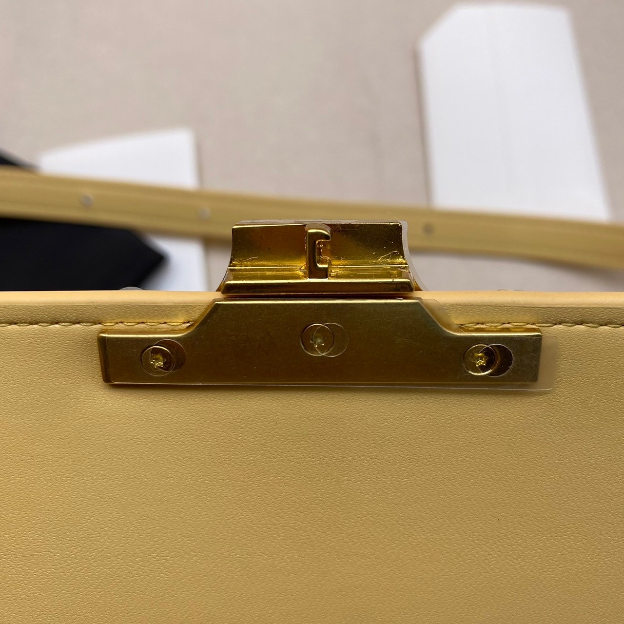 TEEN 18cm : CELINE TEEN TRIOMPHE BAG IN SHINY CALFSKIN / Celine Triomphe Bag / Celine Bag พร้อมส่ง 7 สี เกรดออริ 1:1 กระเป๋าแบรนด์หรูที่ควรมีแห่งปี รูปทรงสี่เหลี่ยมรุ่นฮอตฮิตของเหล่าดาราและเซเลบทั้งหลาย ดีไซต์เรียบหรู