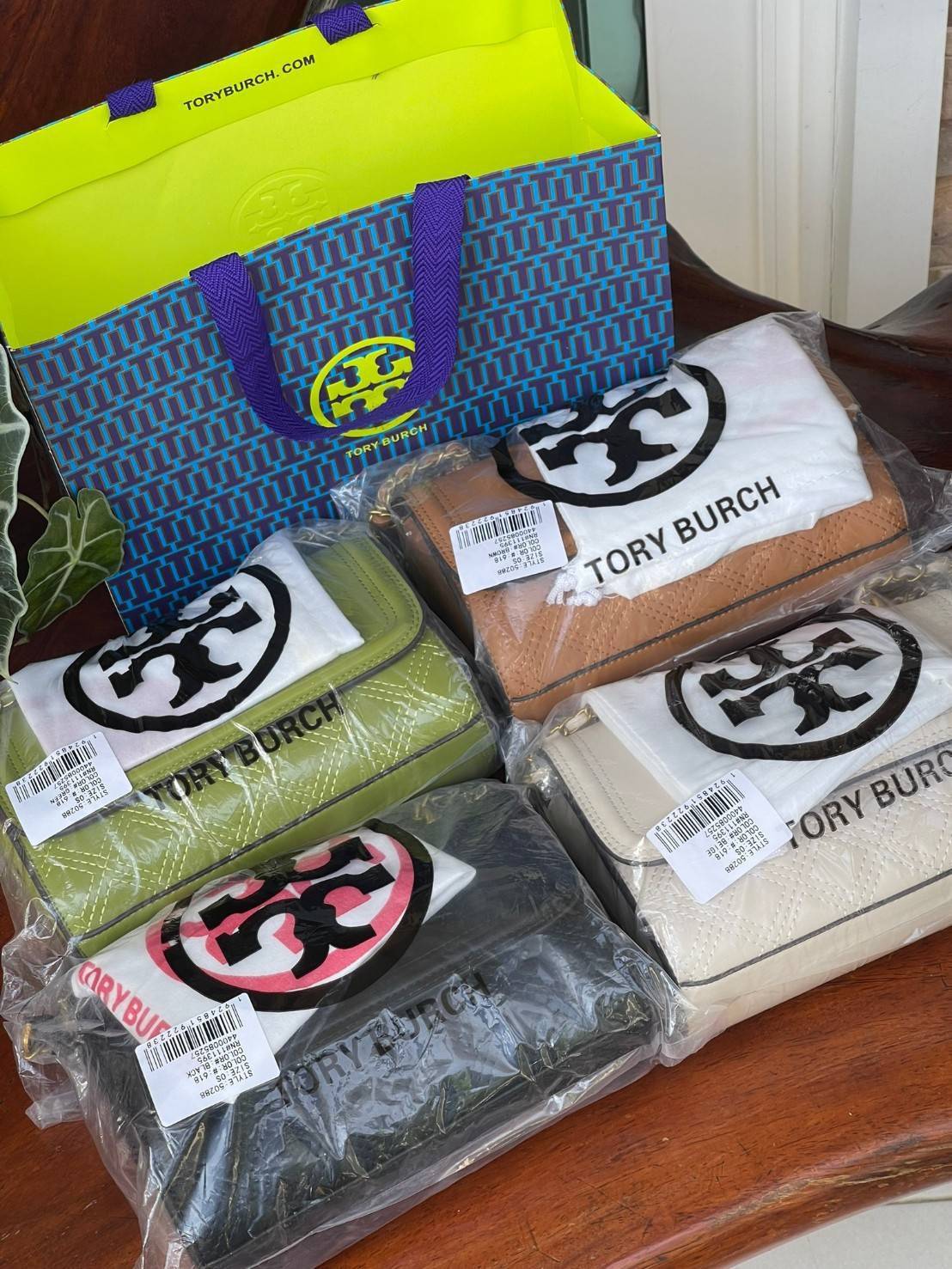 TORY BURCH Fleming Convertible Shoulder Bag ดีไซน์น่ารัก ดูแพงไม่เป็นรองใคร ใช้ได้ทั้งทั่วไปและออกงาน สาว ๆ คนไหนที่กำลังมองหากระเป๋าสะพายไหล่น่ารัก ๆ สักใบที่มีดีไซน์โดดเด่น สะดุดตาล่ะก็ไม่ควรพลาดกับ Collection นี้เลยค่ะ เพราะ Fleming นั้นเป็นรุ่นที่เรีย