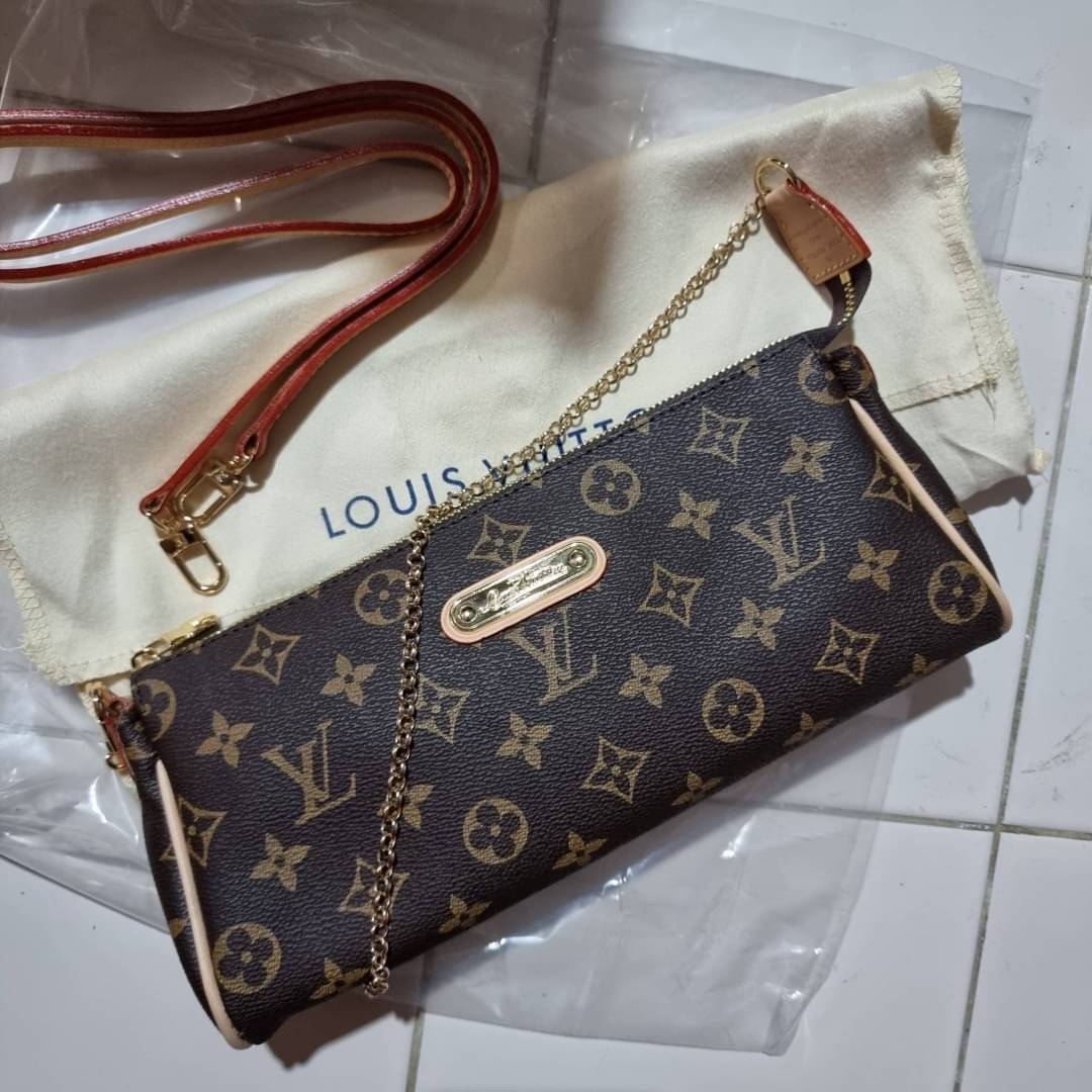 LV CROSSBODY CLUTCH BAG WITH CHAIN / LV Eva Clutch Crossbody Bag กระเป๋าสะพายวีไอพีพรีเมี่ยม วัสดุหนังแคนวาสคุณภาพ โลโก้เพลทอะไหล่ทอง คมชัด หรูหรา เปิด-ปิดกระเป๋าด้วยซิป ภายในเป็นช่องโล่ง ใส่ของใช้สำคัญได้สบายๆ มือถือ พาวเวอร์แบงค์ เครื่องสำอางค์ ของจุกจิ