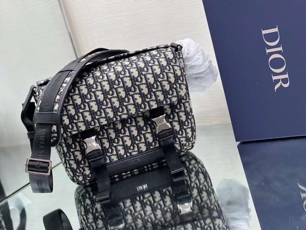 Dior Explorer Messenger Bag / Dior messenger bag / Beige and Black Dior Oblique Jacquard เกรดเทพออริจินอล หนังแท้ ภาพถ่ายจากสินค้าจริง ใช้งานต่างประเทศได้