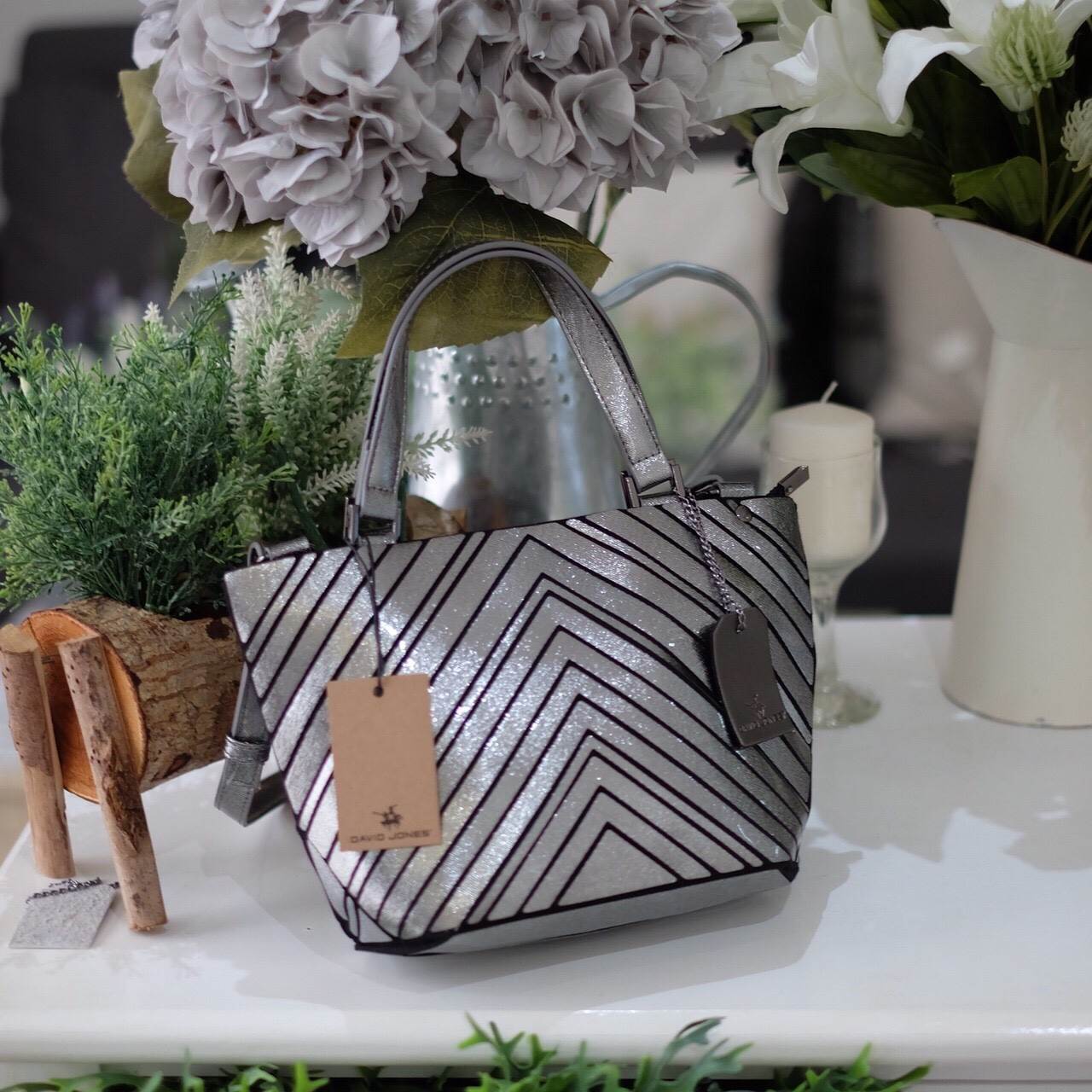 ลายใหม่ V shape หนังวิ้งๆ ลาย Limited edition หายาก สวย modern มากค่า 👍ปรับทรงได้ 2 แบบ น่ารักมาก สี Gloss grey สวยเข้ากับชุดง่ายมาก 💥💥น้ำหนักเบาเพียงแค่ 3.5 ขีดเท่านั้น !!!! 📌📌กระเป๋า จากแบรนด์ David Jones กระเป๋าส