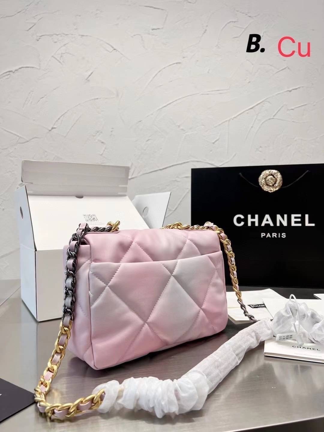CHANEL 19 FLAP BAG กระเป๋าสะพายทรงคลาสสิค โทนสีหวานละมุน หนังนิ่ม เงาขึ้นรูปสวย ดีไซต์สายสะพายโซ่สองสีสลับหนัง ตกแต่งโลโก้แบรนด์ที่ด้านหน้าอะไหล่สีทอง สวยหรูมาแต่ไกล ด้านหลังมีช่องสำหรับเก็บของหนึ่งช่อง สามารถสะพายออกงานได้หลายโอกาส สวยงามไม่ผิดหวังค่ะ