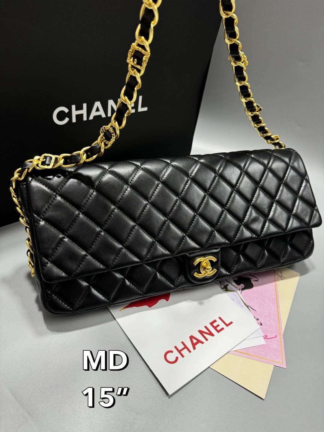 CHANEL Clutch Flap Bag กระเป๋าสะพายทรงคลาสสิค ไซส์ยาวพิเศษ หนังเรียบเงาผิวสัมผัสนุ่มลื่นมาก สวยหรูดูแพง ถือเป็นคลัชหรือสะพายไหล่ได้เก๋ๆ ใช้ยังไงก็ดูหรู ด้วยดีไซน์เฉพาะตัว ใบจริงสวยคมมาก
