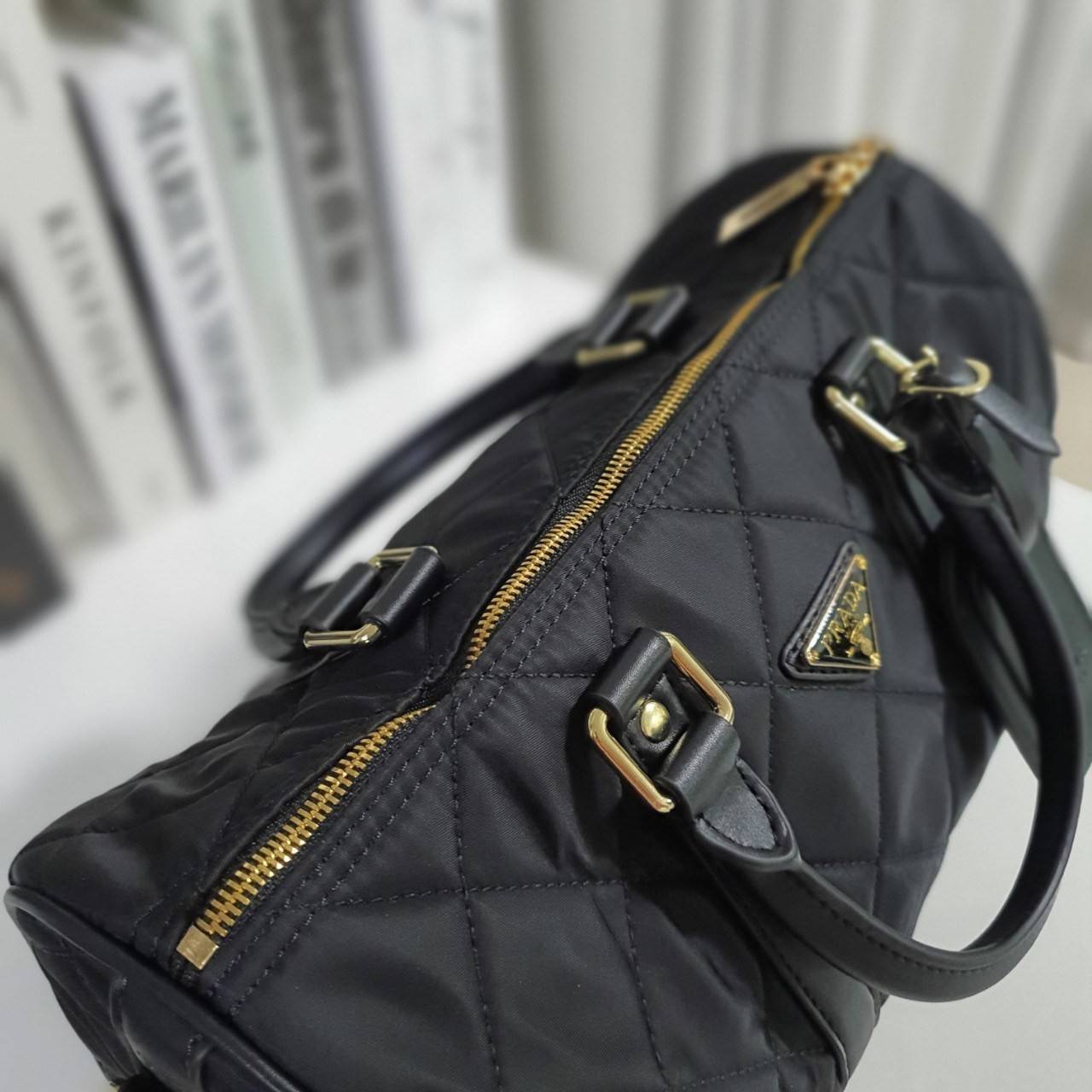 PRADA TRAVEL BAG **ทรงหมอนในตำนาน จะใช้อีกกี่ปีทรงนี้ก็ยังฮิตตลอดคะ กับงานพรีเมียมกิ้ฟท์ แบรนด์ PRADA ทรงหมอนลายตาราง อยู่ทรงสวยๆ จุของได้เยอะคะ Ipad เครื่องสำอางค์ ขวดน้ำ เหมาะสำหรับสาวๆ มากคะ ขนาดกำลังดีไม่ใหญ่เกินไป ถือสวยๆออกงานได้สบายคะ ตัวกระเป๋าอะไ