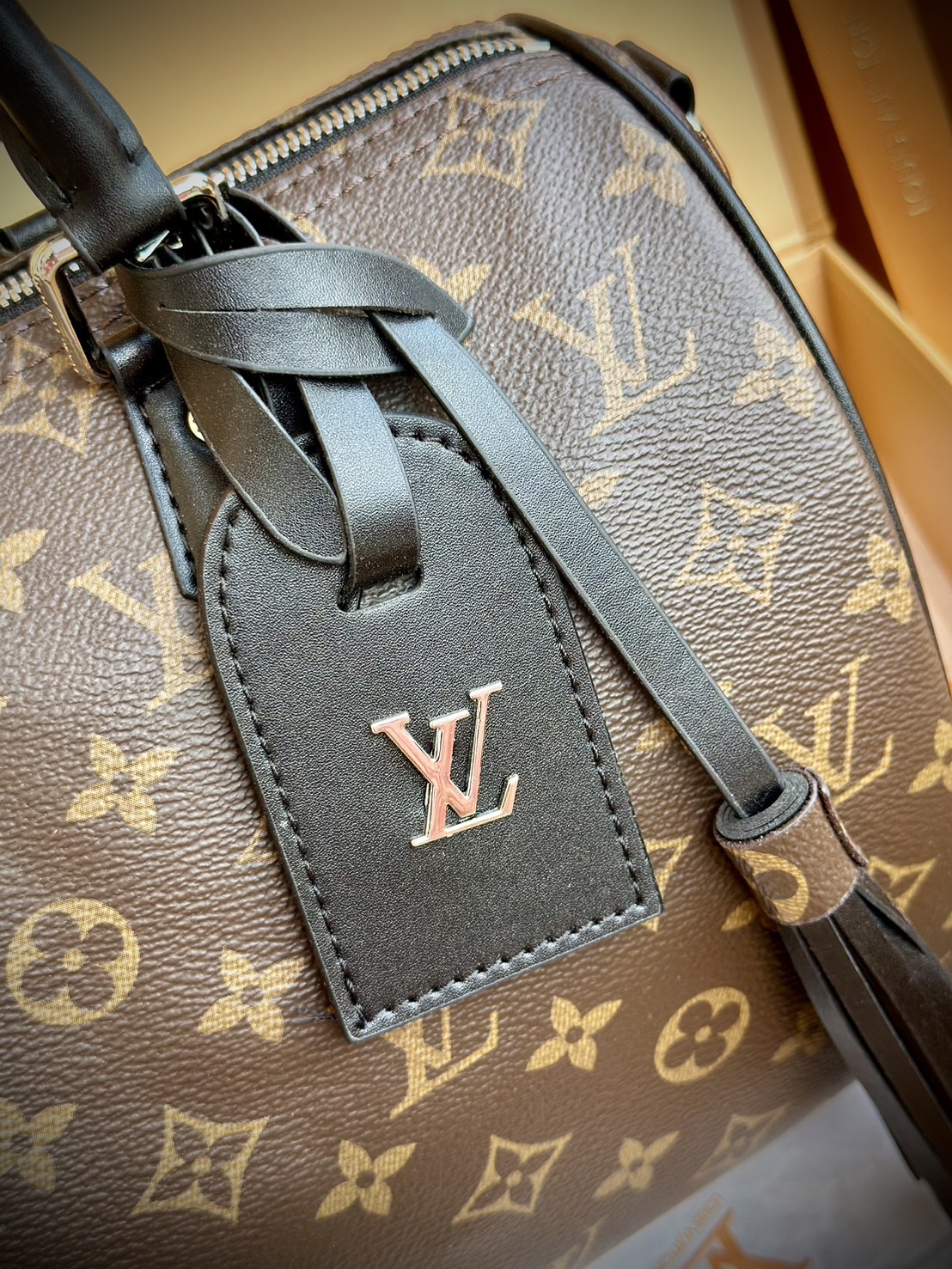 LV Speedy Soft 30 Dark Bag Monogram Black กระเป๋าทรงหมอนสปีดี้รุ่นใหม่ใบใหญ่ดีไซน์สวยสะดุดตา พร้อมโซ่สีเงินห้อยสวยโดดเด่น เพิ่มกิมมิกด้วยพู่ห้อย เป็นเพื่อนคู่ใจในการเดินทางที่สมบูรณ์แบบ เพิ่มสัมผัสหรูหรามีระดับ