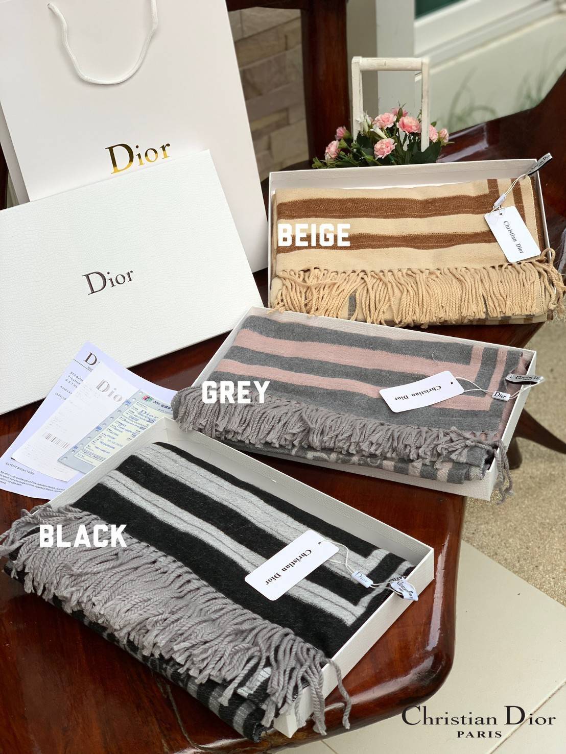 CHRISTIEN DIOR PARIS SILK SCARF สุดเอ็คเซ็คคลูทีฟกับแบรนด์ดังจากปารีส ด้วยงานพรีเมี่ยมกิ้ฟ ส่งมอบความรู้สึกดีๆให้กับคนที่คุณรัก ในรูปแบบผ้าพันคอและผ้าคลุมไหล่ผืนใหญ่ให้ความอบอุ่น ถักทอด้วยผ้าcashmere สีสันสุภาพเข้าได้กับเสื้อผ้าทุกเฉดสี มาพร้อมกล่องแบรนด์