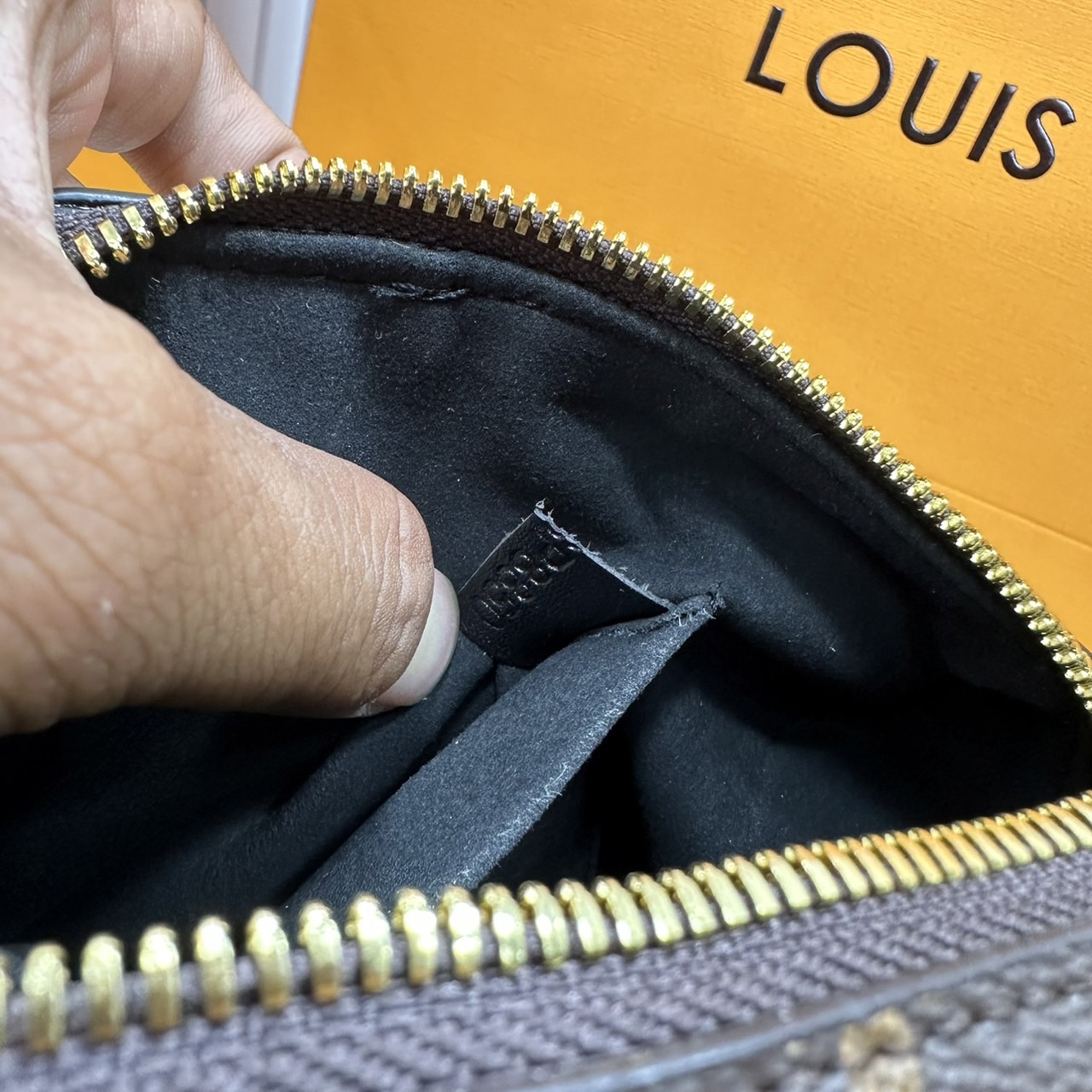 LV Petite Malle Souple Bag / LV Speedy Monogram Bag กระเป๋าสะพายทรงสปีดี้คลาสสิค สวยหรูจากดีเทลเก็บมุมด้วยหมุด เกรดออริ เทียบแท้ 1:1 ใช้งานต่างประเทศได้