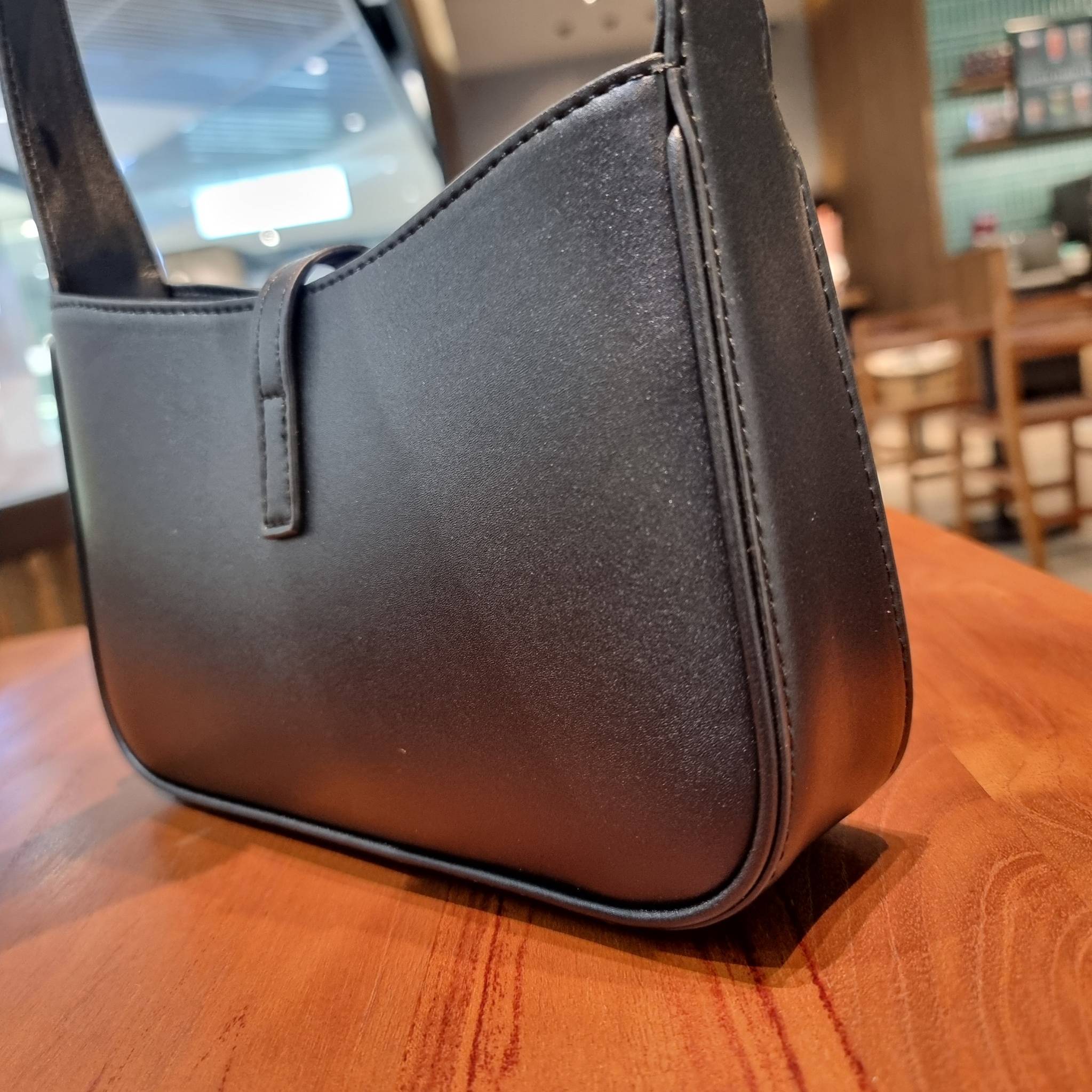 YSL LE 5 À 7 HOBO BAG IN SMOOTH LEATHER / Yves Saint laurent hobo bag กระเป๋าสะพายไหล่ ดีเทลหรู สวยครบทุกมุม ตอบโจทย์สาวๆทุกไลฟ์สไตล์ เพราะใช้งานได้ง่ายและสะดวก วัสดุหนังแท้ สัมผัสดีงาม น้ำหนักเบา ดูแพงที่สุด โดดเด่นด้วยโลโก้ สามารถเกี่ยวคล้องเพื่อล็อคปิด