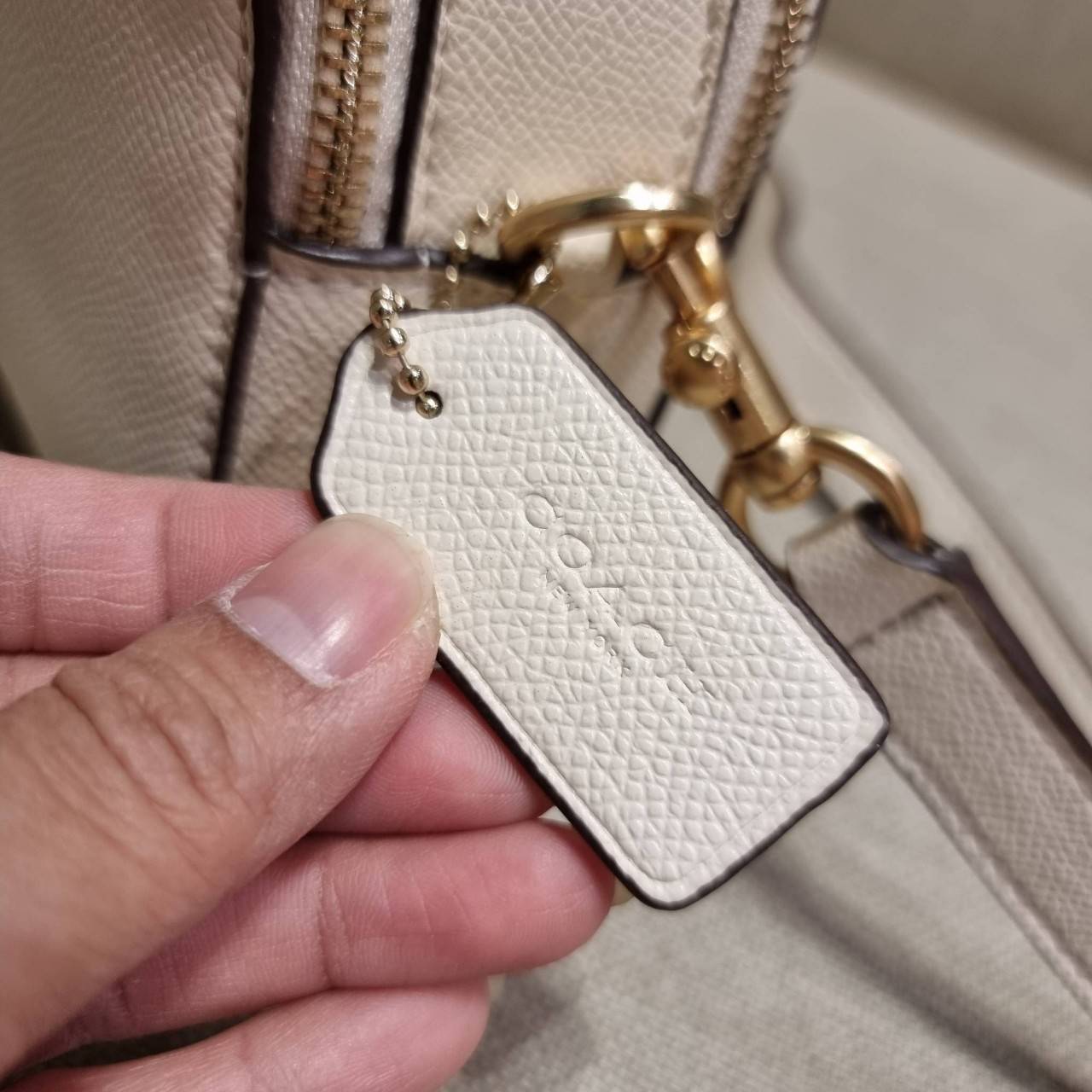 COACH 1589 SERENA SATCHEL กระเป๋าสะพายคอลเลคชั่นยอดฮิต ดีไซน์ลุคผู้ดี ต้องยกให้น้องใบนี้เลย!! จัดสีคุณหนูมาให้ สวยตาแตก!! วัสดุหนัง crossgrain ทนทาน เปิด-ปิดด้วยซิป 2 ช่องหลัก ภายในเป็นช่องโล่ง เก็บของได้แบบสบายๆ ใส่มือถือได้ทุกรุ่น สามารถหยิบไปแมทช์ได้ง่