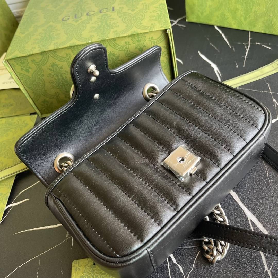 หนังแท้ GUCCI GG Marmont leather shoulder bag แบบใหม่ล่าสุด ราคานี้หนังแท้คือคุ้มมากเลยค่าสาวๆ ต้องจัดแล้วน้าา ยกระดับความหรูให้กับตัวเองกันหน่อย ด้วยกระเป๋ารุ่นนี้!! ครอสบอดี้ที่ดีไซน์หรู อัพเลเวล ในราคาที่จับต้องได้ พร้อมเสิร์ฟความสวยตรงถึงบ้านแล้วจ้า