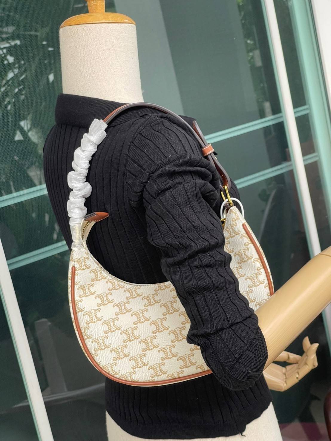 CELINE Vintage Classic Ava bag 1 ใน คอลเลคชั่น “Triomphe Canvas” มาพร้อมสายสะพายไหล่ที่ปรับความยาวได้ และเนื่องจากช่วงล่างของกระเป๋ามีขนาดใหญ่กว่าช่วงบน จึงทำให้ไม่เสียทรงเมื่อเราใส่สิ่งของอย่างกระเป๋าสตางค์หรือโทรศัพท์มือถือ หากดูภาพรวมแล้ว รุ่นนี้ออกแนว