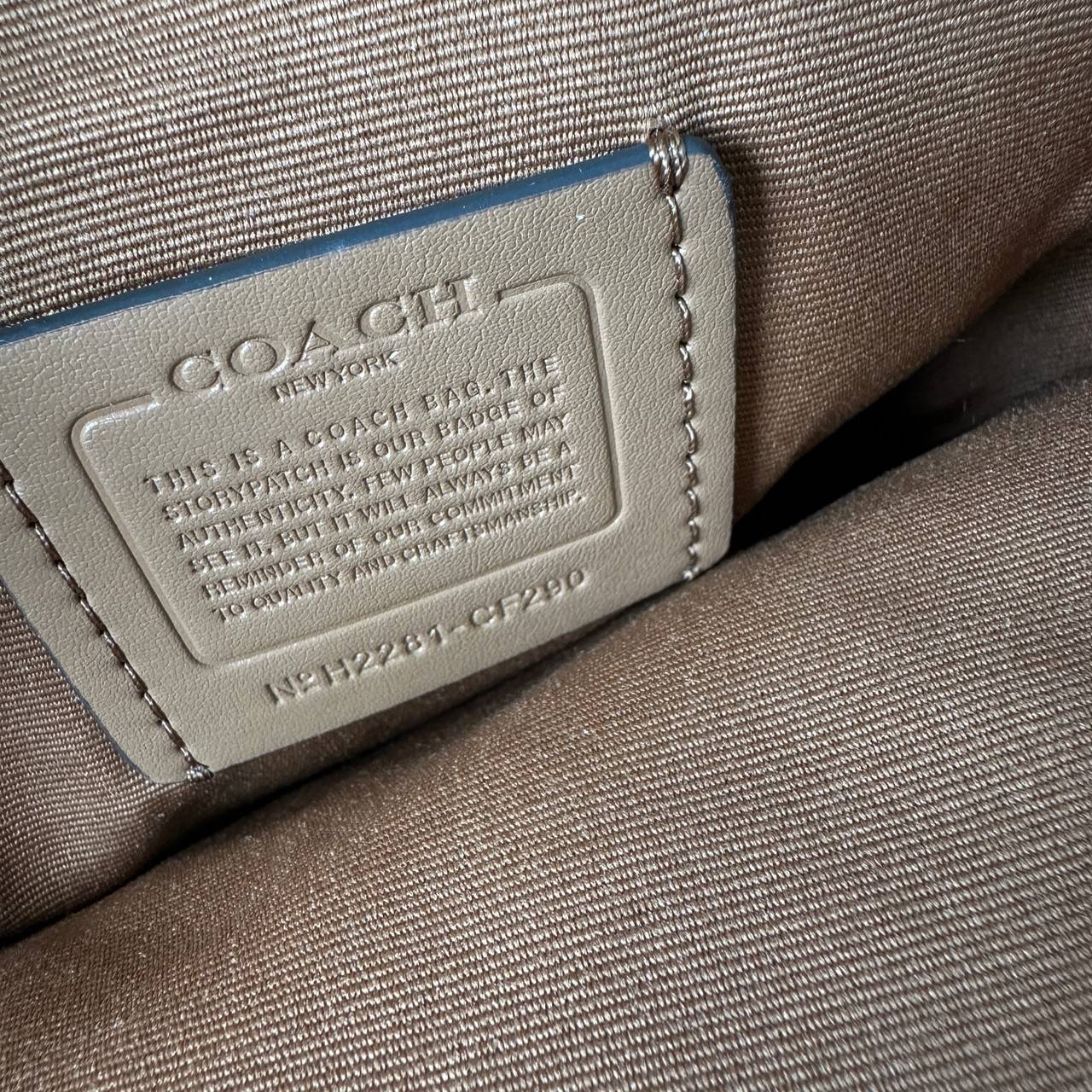 COACH X PEANUTS CANTEEN CROSSBODY WITH SNOOPY PRESENT MOTIF (CE845,CF290) กระเป๋าสะพายข้างทรงกลมไซส์มินิ มีหูจับ วัสหนังแท้ ด้านหน้าโดดเด่นด้วยรูปการ์ตูนSnoopy