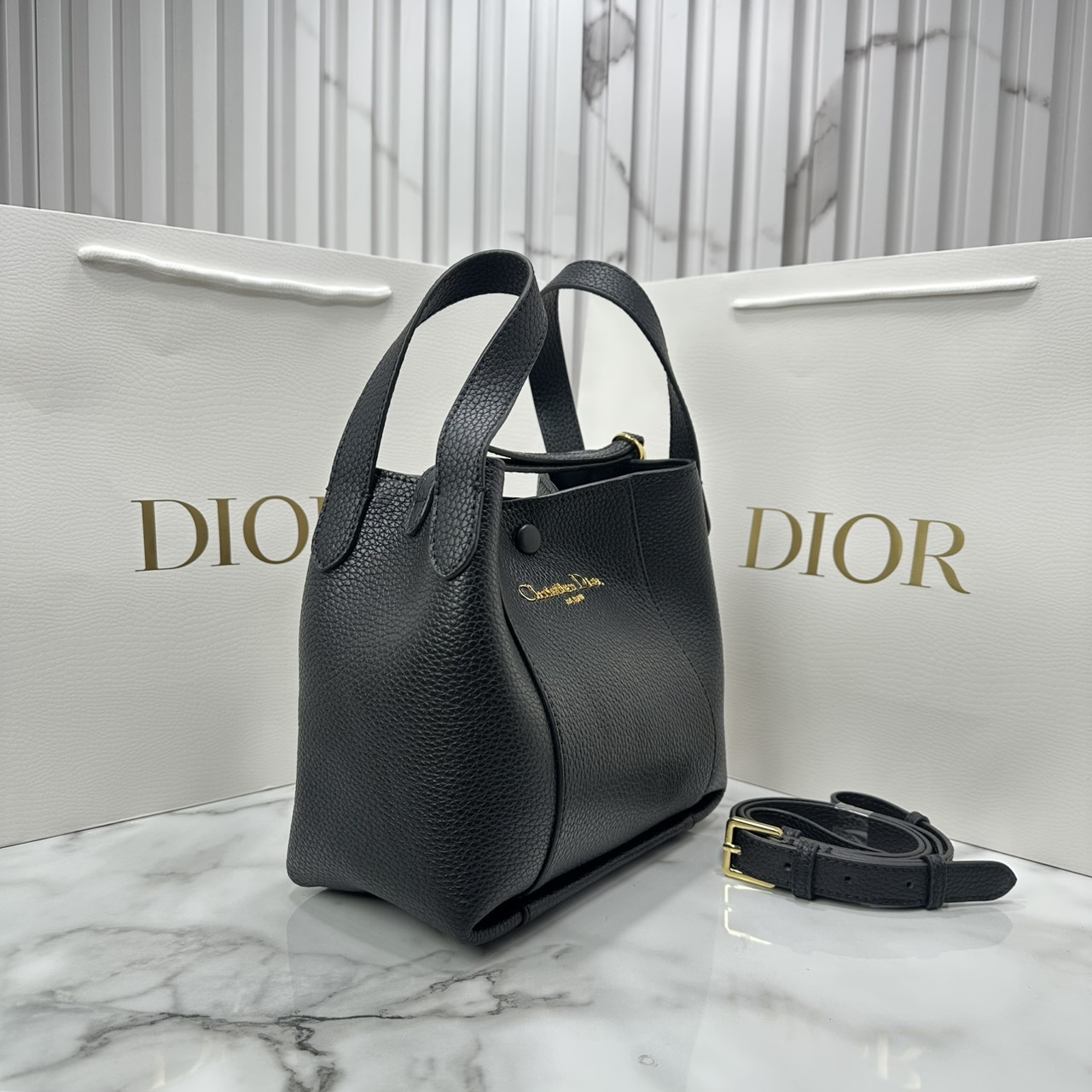 ORI หนังแท้ | DIOR Small Signature Bucket Bag / Dior bucket bag กระเป๋าทรงบัคเกตรุ่นใหม่ล่าสุด มาพร้อมกับการออกแบบที่โดดเด่น และสง่างาม เรียบหรูดูแพง มีรายละเอียดสุดวิจิตร