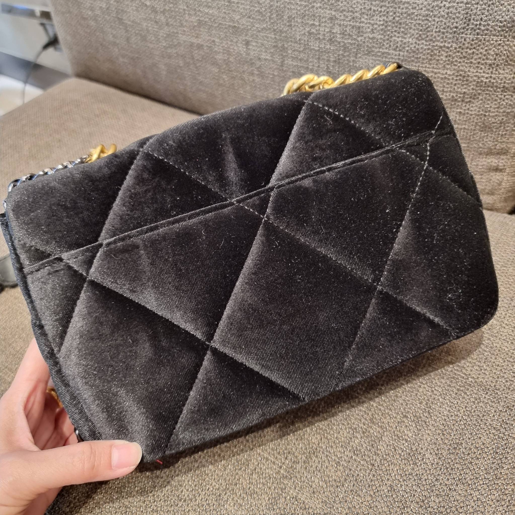 ไม่มองไม่เหลียวไม่ได้แล้ว!! ความหรูที่โดดเด่นจากผ้ากำมะหยี่ สร้างดีเทลผู้ดี ลูกคุณมากๆ Chanel vip boutique กระเป๋าสะพายจาก duty free ในราคาสุดประหยัด!! ดีไซน์เลิศ ตกแต่งด้วยโซ่ทูโทน ลงตัวแบบไม่มีที่ติ เปิด-ปิดด้วยตัวบิดล็อค ภายในโล่งกว้าง ใส่กระเป๋าสตางค์