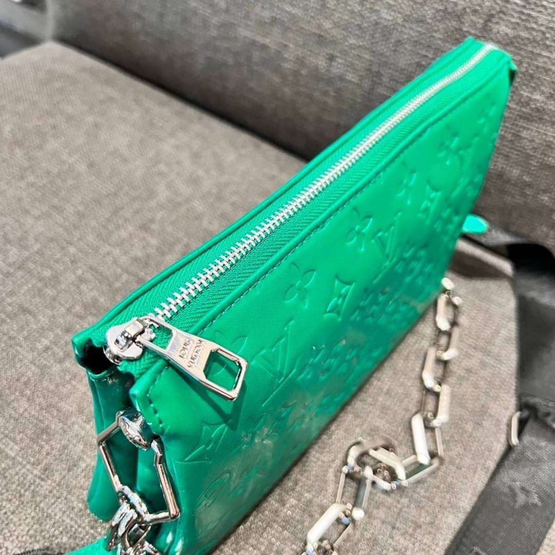 LV HANDLE POUCH MONOGRAM / LV Coussin กระเป๋าสะพายกึ่งคลัชท์ สุดล้ำ มาแรงมาก ด้วยความสวยปังตั้งแต่แรกเห็น วัสดุหนังแกะปั๊มลายสวยคม มาพร้อมสาย 2 เส้น เลิศๆ มีสายโซ่ที่มีดีเทลละเอียดไม่ซ้ำ และสายสปอร์ตครอสบอดี้ ที่จะคล้องไว้ทั้งสองเส้นก็ดีงาม หรือสลับใช้ตาม