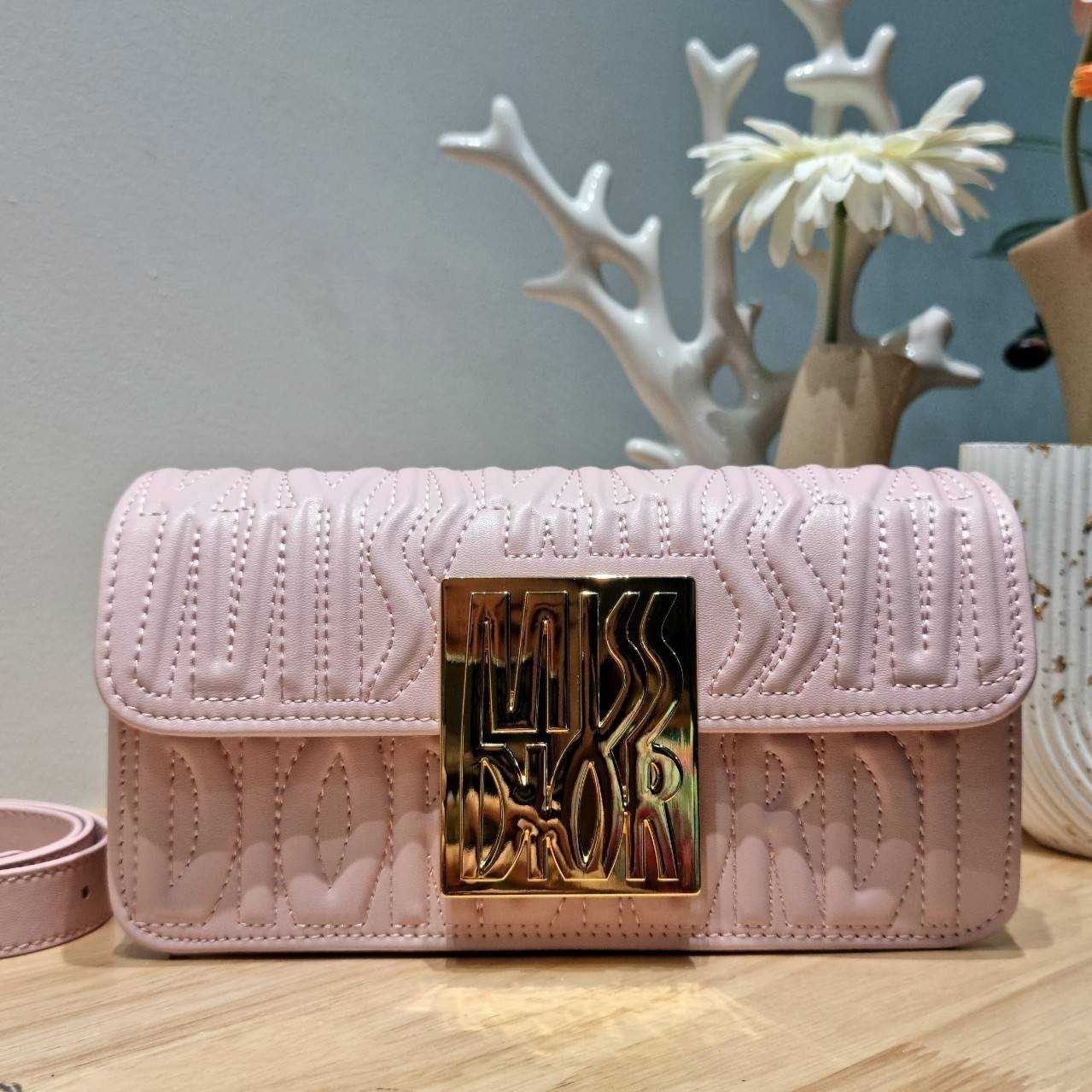 Dior Flap Bag / Quilted Miss Dior Allover Leather Bag กระเป๋าสะพายไหล่สุดลัคชู หรูหราเกินเรื่อง ดีไซน์ใหม่สวยงามด้วยดีเทลฝีเย็บและลายหนังปั๊มนูน