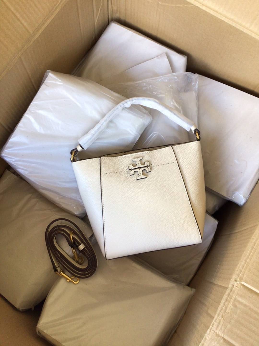 คอลเลคชั่นขายดี มากี่รอบๆ ก็หมดไวทุกรอบ!! TORY BURCH MCGRAW MINI BUCKET BAG กระเป๋าสะพาย และ ถือ คล้องแขน ทรงถัง สะพายได้ 2 ทรง ผลิตจากหนังแท้ หนังลูกวัว หนังนุ่ม หนังหอม น้ำหนักเบามากกก!! หนังลื่น นิ่มสวยมากๆ!! ด้านหน้าประดับโลโก้แบรนด์ ภายในโล่งกว้าง มี