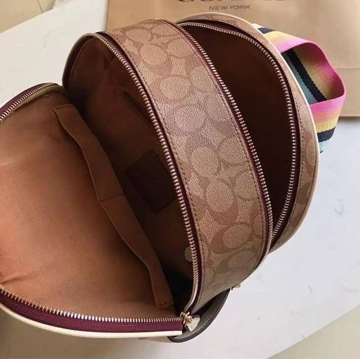 Coach X Peanuts Court Backpack In Signature Canvas With Varsity Patches เป้รุ่นลิมิเต็ดสุดหายาก!! คิ้วท์ๆ น่ารักน่าใช้มากๆ ด้วยดีไซน์ที่โดดเด่น 🎒💓 วัสดุหนังแคนวาสคุณภาพดี มีช่องซิปแยกให้หลายช่อง สายสะพายปรับได้ตามถนัด รุ่นนี้ขับผิวดีมากๆ ถ