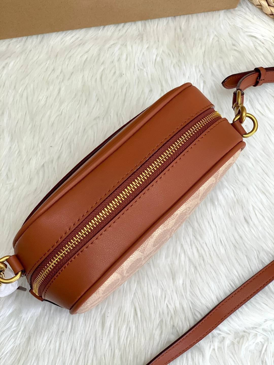 COACH Coated Canvas Signature Camera Bag 16 | Tan Rust (1025) เคลียร์สต๊อคมีไม่มากนะคะ! พร้อมส่งค่ะ! กระเป๋าทรงกล่อง pvc หนังนิ่มค่ะ เปิดปิดกระเป๋าแบบซิป ภายในสามารถใส่มือถือได้ทุกรุ่น;กระเป๋าเงินใบกลางได้;ของอื่นๆได้จุค่ะ;มีช่องซิปและช่องเล็กให้ใส่ของจุก
