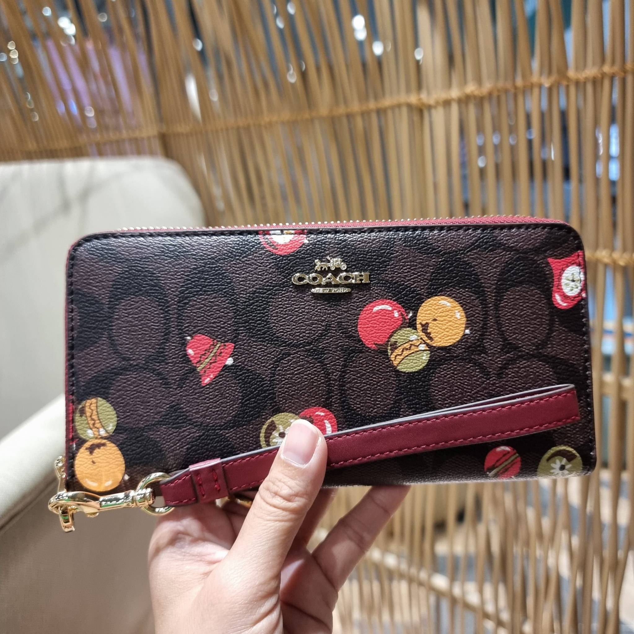 COACH C7410 LONG ZIP AROUND WALLET WITH ORNAMENT PRINT ความสวยต้องส่งต่อ!! คอลเลคชั่นใหม่ 2IN1 คุ้มค่าแบบที่สุด กระเป๋าสตางค์กึ่งคล้องมือ ดีไซน์ลวดลายสดใส น่ารักน่าใช้ คลาสสิคใช้ง่าย ไม่มีเบื่อ วัสดุหนังแคนวาสเคลือบลาย มาพร้อมสายคล้องมือ ถอดออกได้ ภายในใส