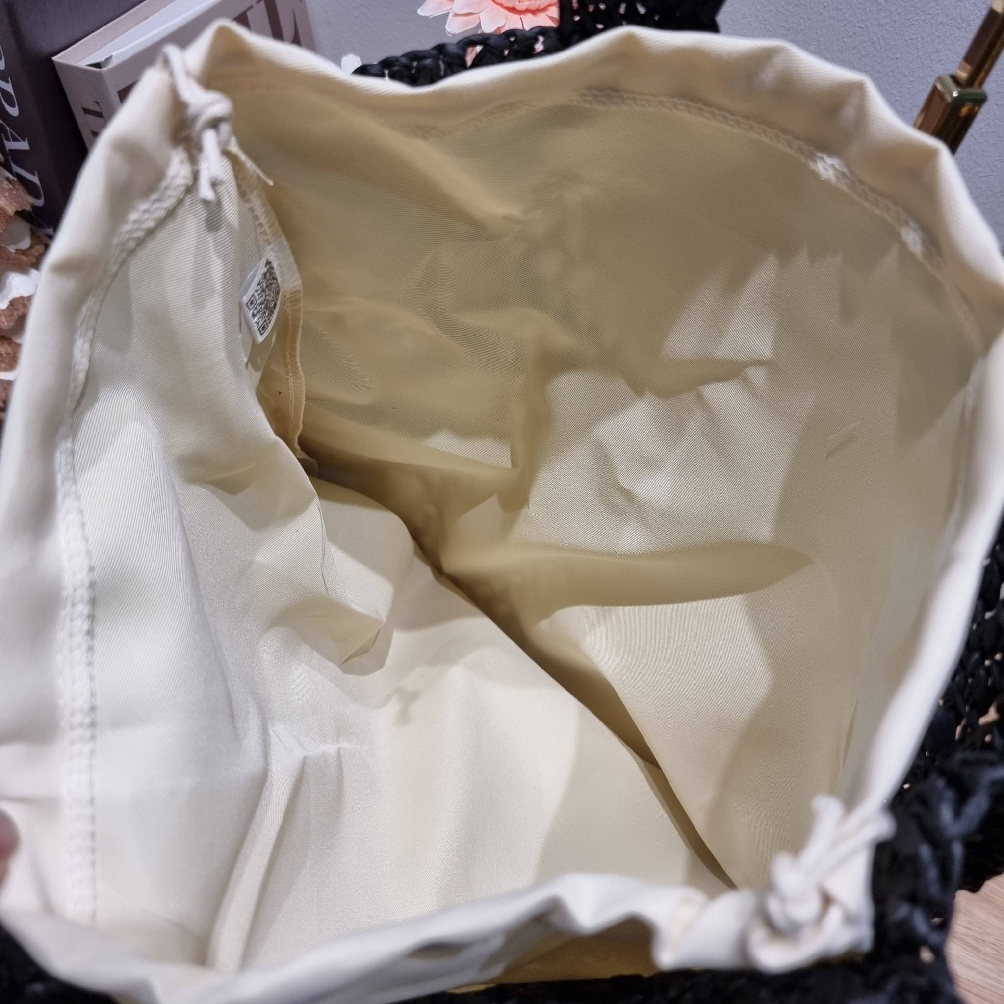 PRADA RAFFIA TOTE BAG สวยไม่ซ้ำใคร สไตล์บีช เหมาะมากกับการสะพายไปเที่ยวทะเล หรือจะใช้ในวันสบายๆก็ตอบโจทย์ กับกระเป๋าสะพายสานใบใหญ่ ตัวกระเป๋าเป็นวัสดุสังเคราห์จากธรรมชาติ