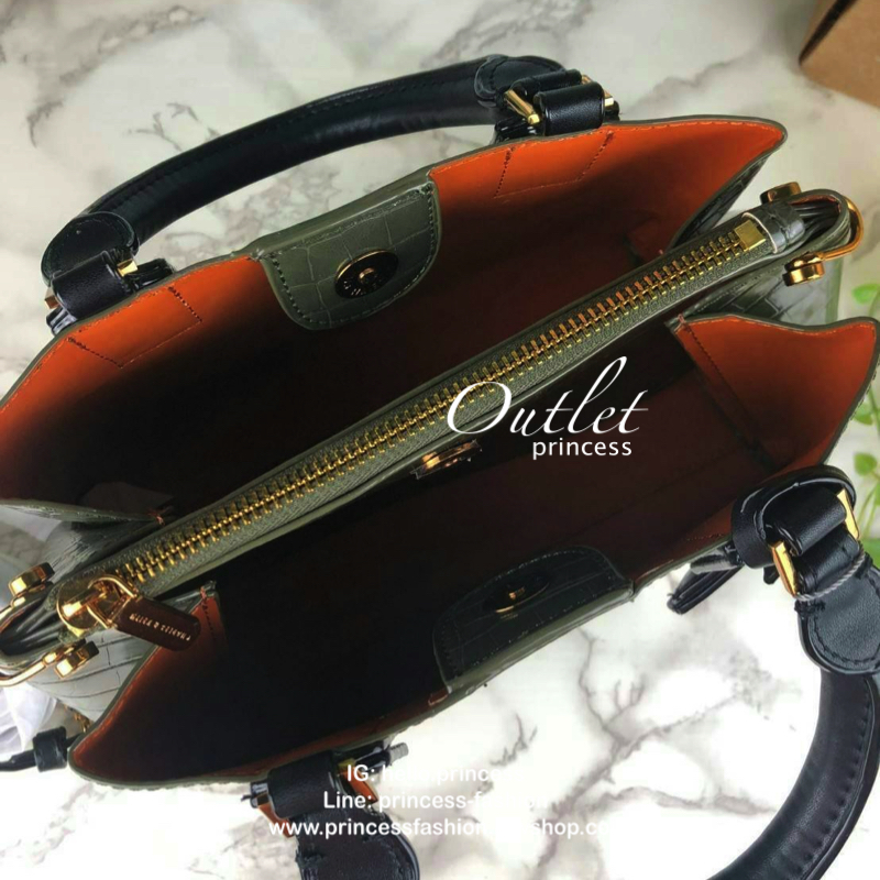 CHARLES & KEITH CROC-EFFECT STRUCTURE BAG กระเป๋าถือ/สะพายวางอยู่ทรง ตัวหนังกระเป๋าพิมพ์ลายจรเข้สวยมากๆ มีหมุดรองฐาน 4 มุม หูหิ้วพับลงได้ค่า เปิดปิดแบบกระดุมแม่เหล็ก แบ่งเป็น 3 ช่องใหญ่ เป็นช่องซิปตรงกลาง จุของได้ดี ใส่ ipad mini ได้นะค่า มีสายสะพายยาวแบบ