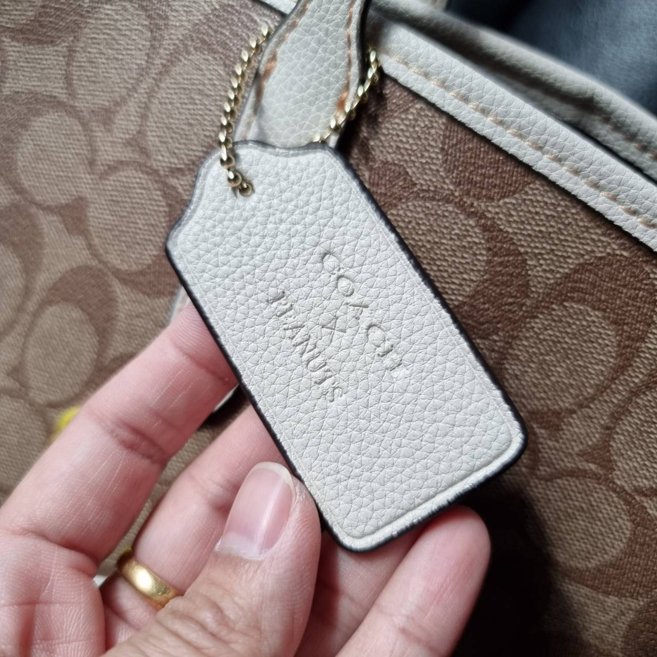 COACH C4292 COACHxPEANUTS CITY TOTE IN SIGNATURE CANVAS WITH VARSITY PATCHES กระเป๋าทรงโท้ทใบใหญ่ กับคอลเลคชั่นคอลแลบใหม่ล่าสุด น่ารักด้วยเหล่าผองเพื่อนสนู้ปพี สวยโดดเด่นมากๆ ใบนี้ใส่ของได้ของครบครัน จุได้แบบไม่ต้องกลัวเต็ม!! วัสดุหนังแคนวาสคุณภาพดี ปากกร