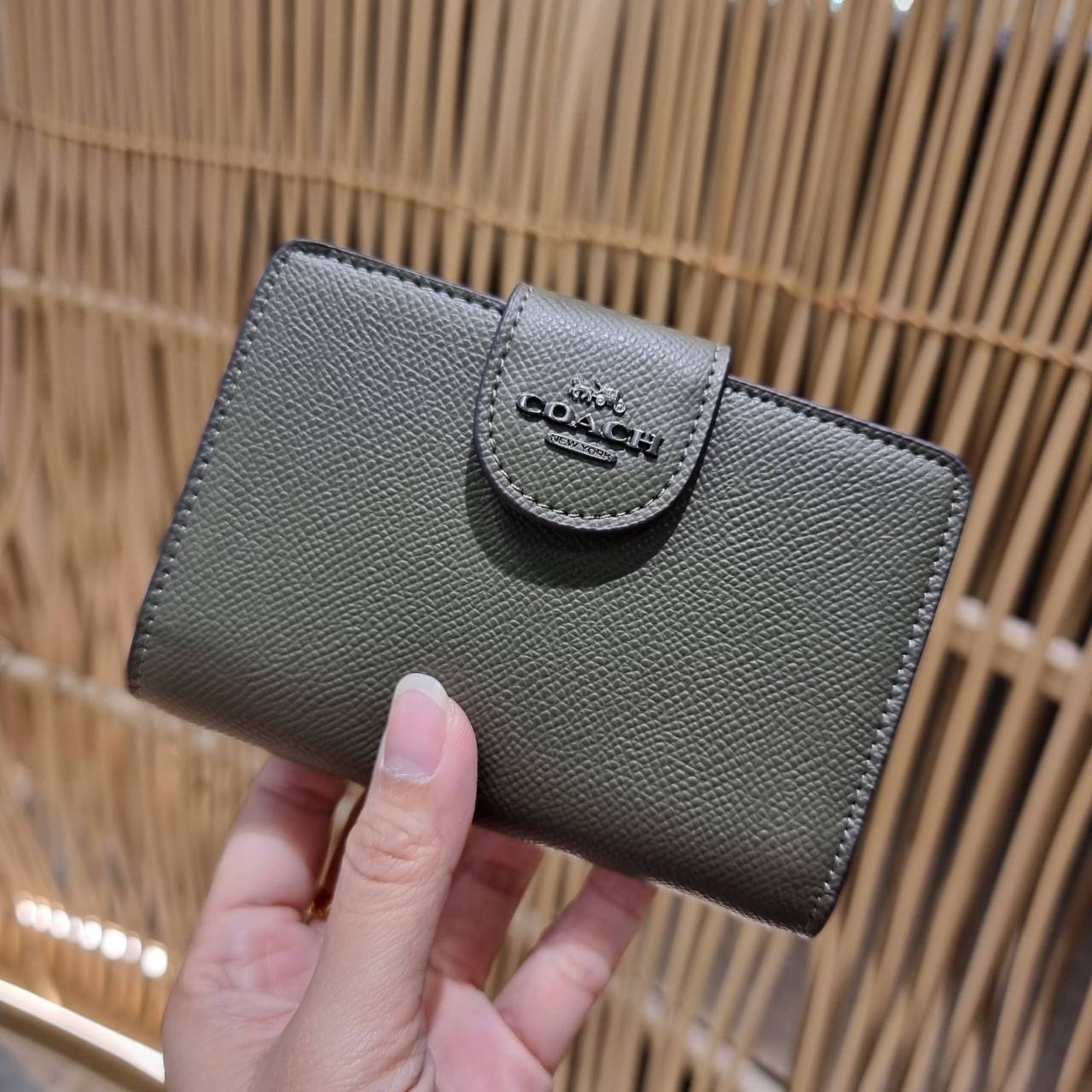 COACH 6390 MEDIUM CORNER ZIP WALLET เดอะเบสท์รุ่นที่สาวๆตามหา!! ดีไซน์ใหม่ สวยสะกด!! กระเป๋าสตางค์ใบกลาง สีคลาสสิค เรียบแต่แฝงความหรู บอกเลยว่ามันละมุนมาก!! ด้วยวัสดุหนัง crossgrain ที่ดูแลรักษาง่าย และยังดูผู้ดี ถือใช้แล้วขับผิวทุกสี ภายในมีช่องใส่บัตรแล